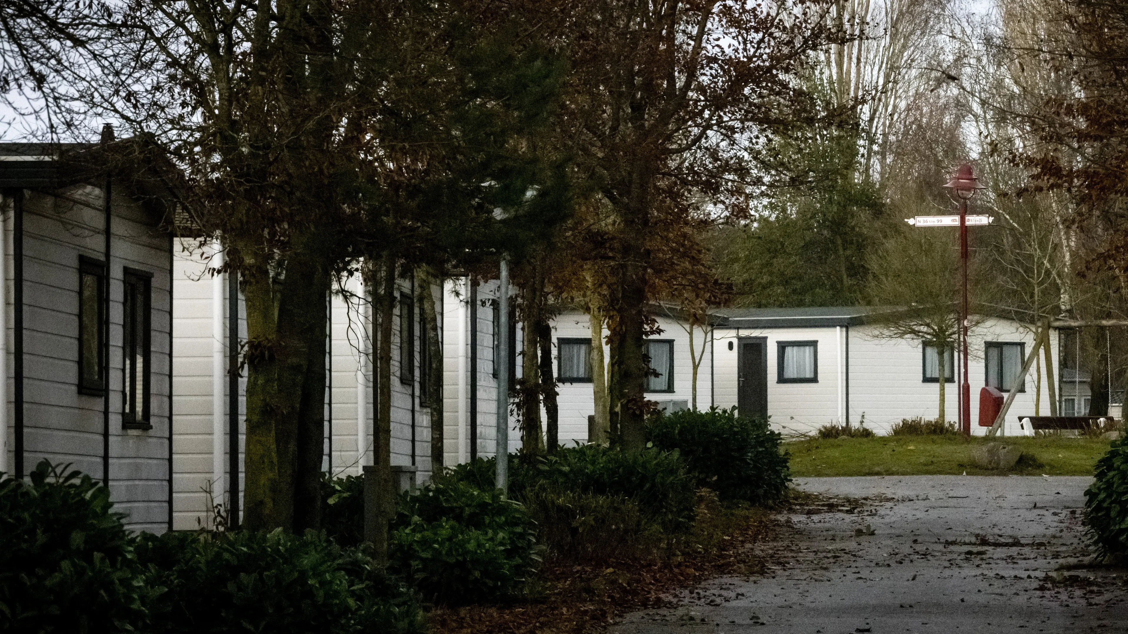 Tientallen bewoners vakantiepark Peter Gillis demonstreren tegen sluiting
