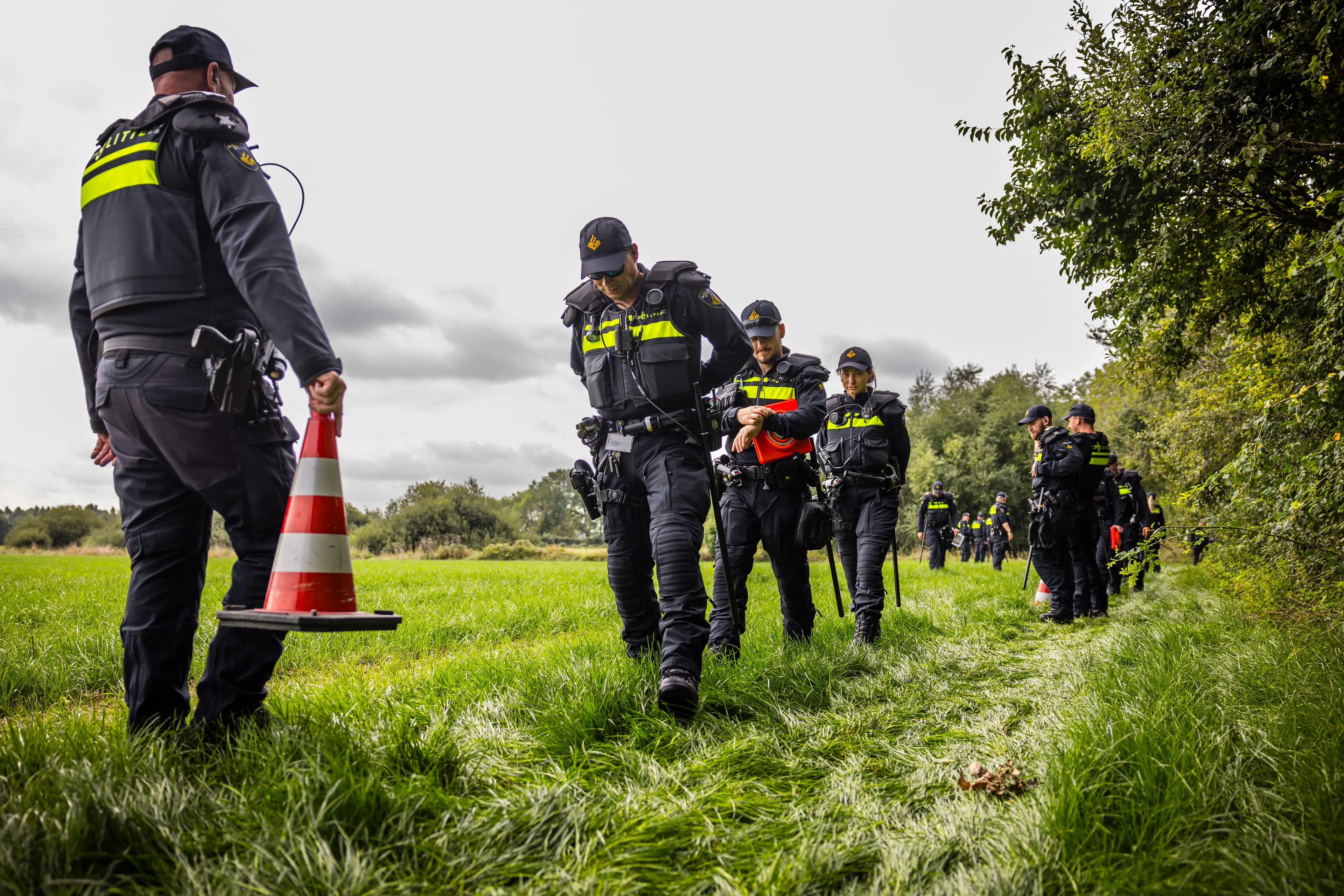 Politie zoekt opnieuw rond Overasselt na vondst van meerdere wapens