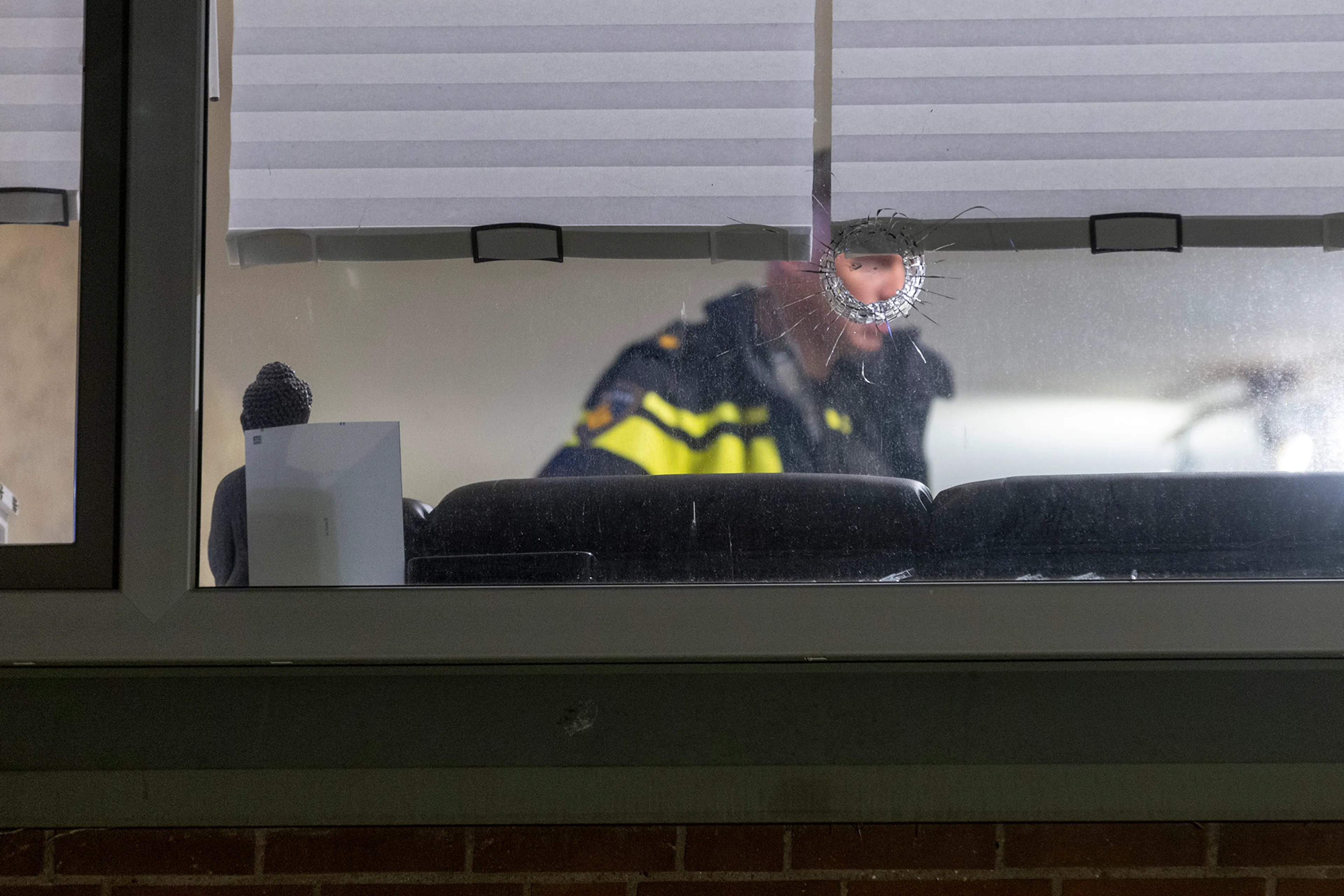 Woning beschoten in Amsterdam-Zuidoost, bewoners komen met de schrik vrij