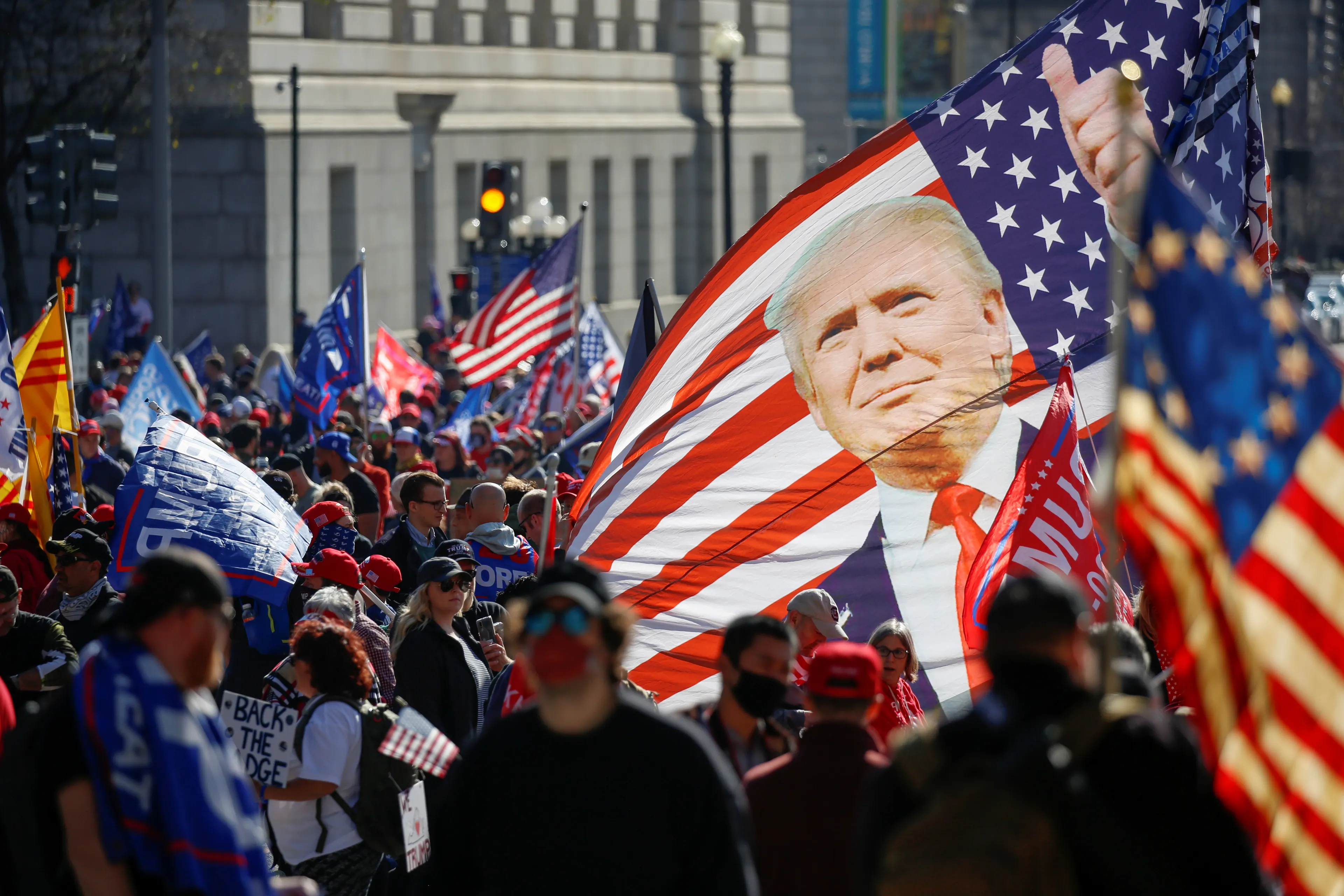 Peiling: vooral FVD en PVV-kiezer denkt dat Trump verkiezingen won