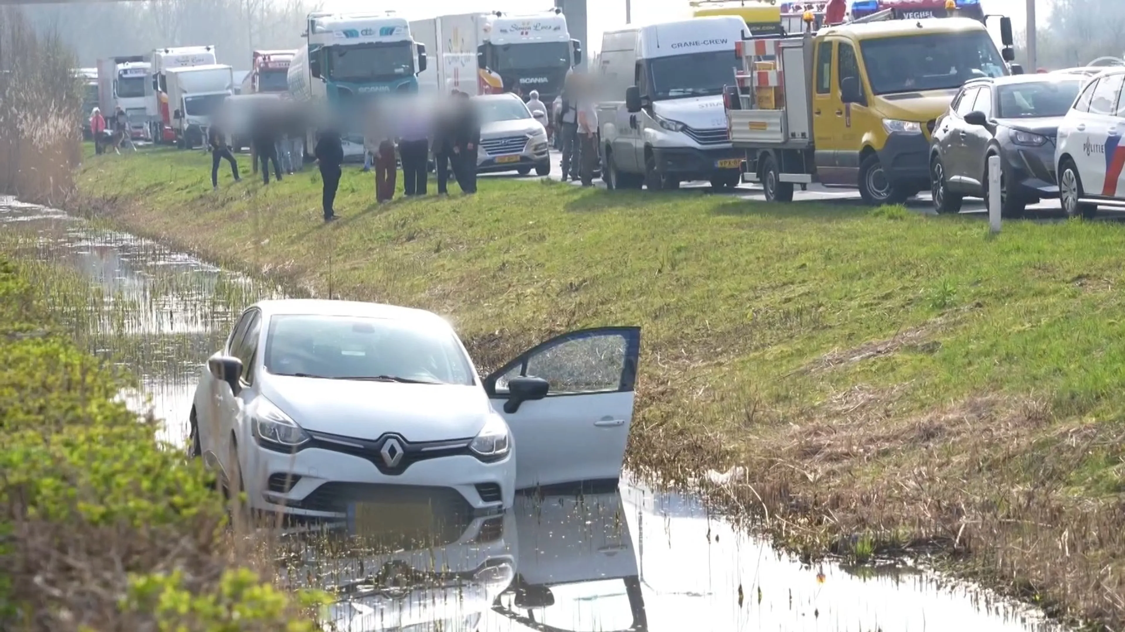 Meer dan 100 automobilisten krijgen boete voor filmen ongeluk 