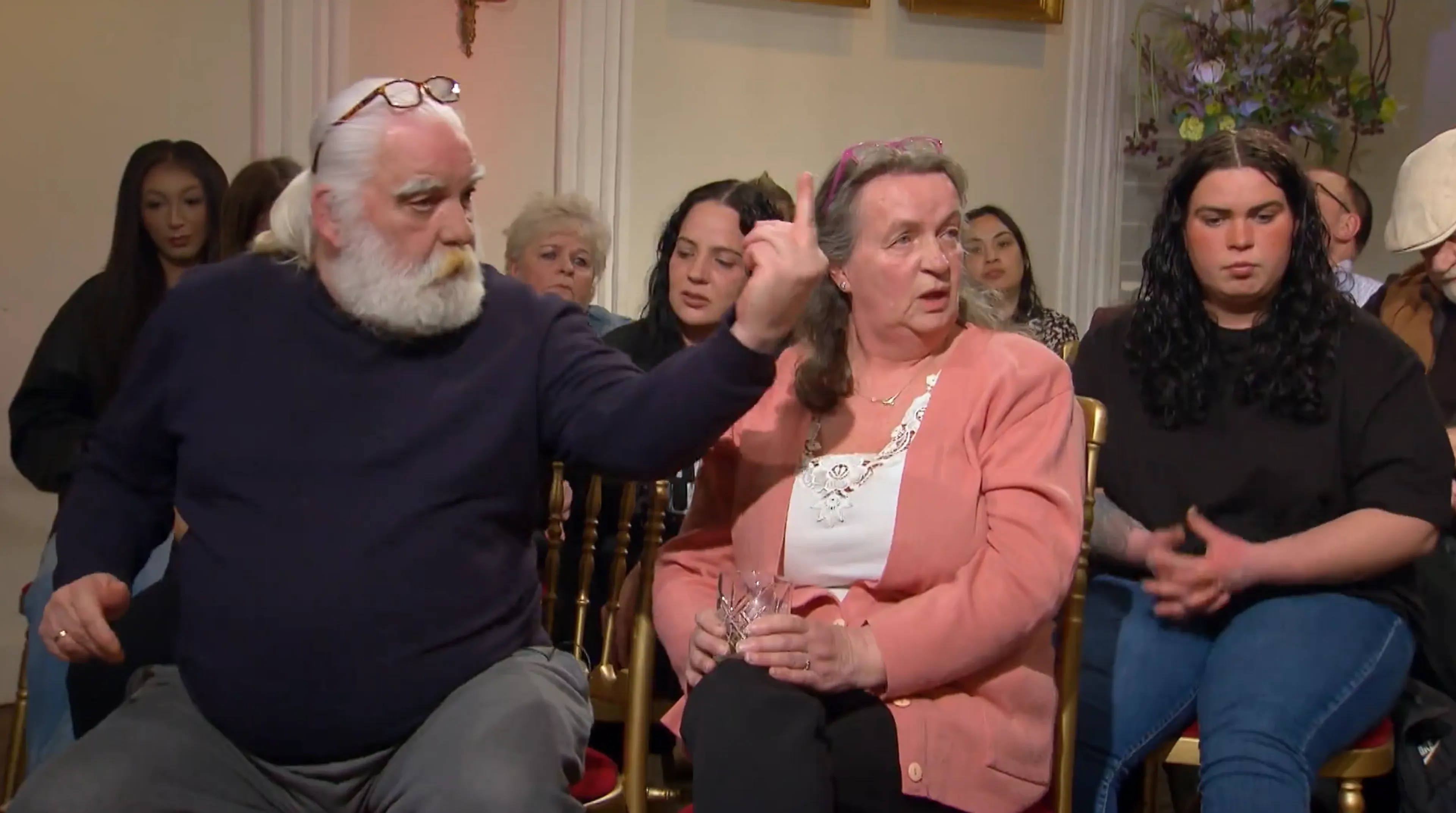 Ruzie over sinterklaasfeest escaleert in Mr. Frank Visser: 'Grafleugenaar!'