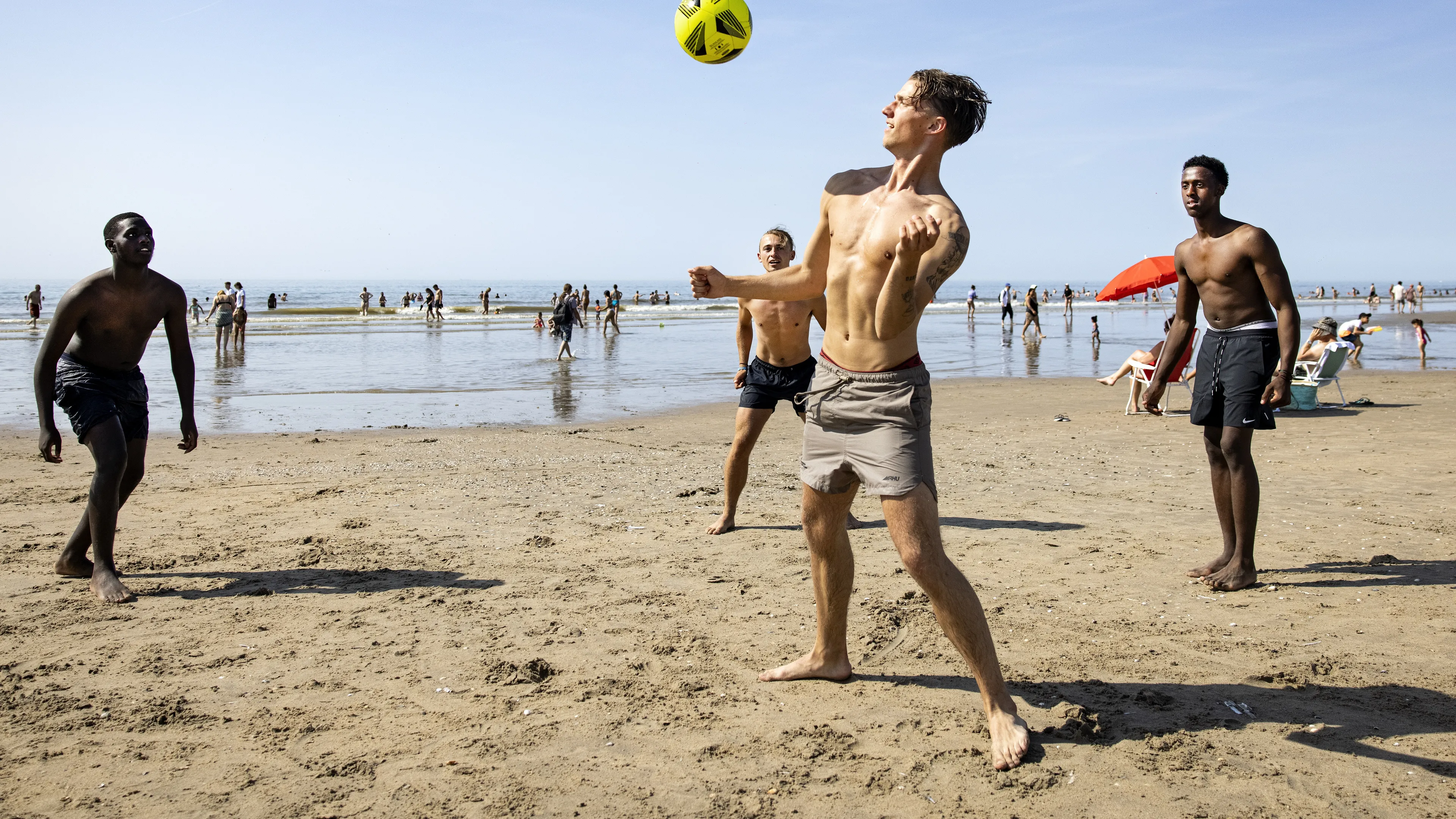 'Voetballen of volleyballen op het strand? Dan riskeer je per direct een boete'