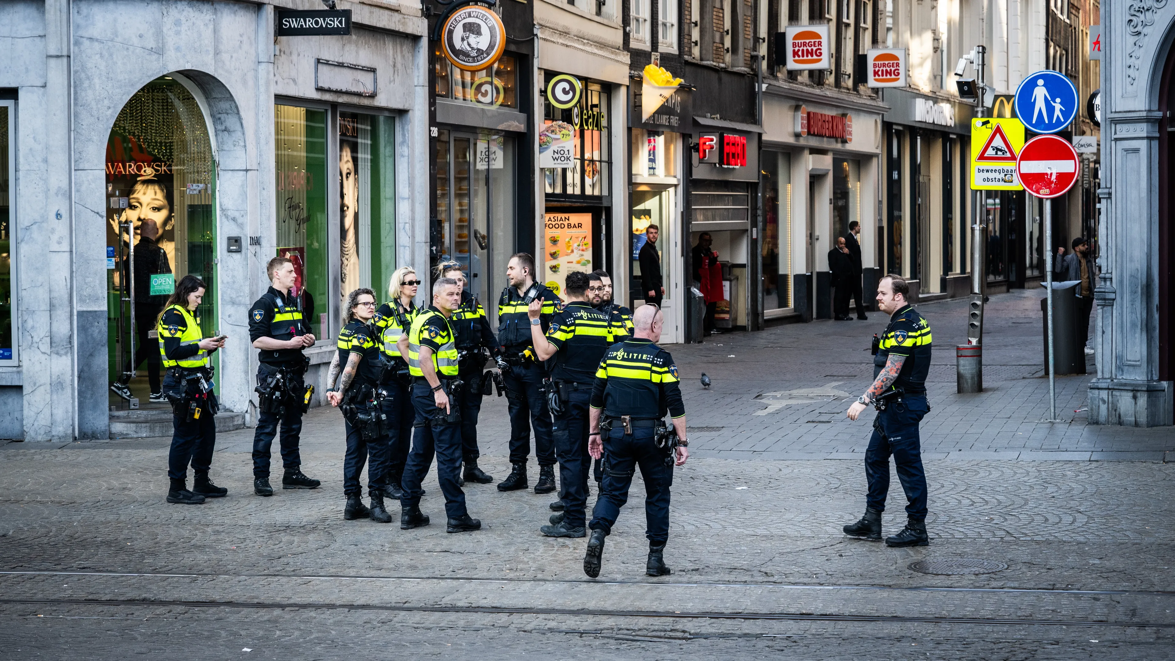 Politie-inval op Damrak in verband met steekpartij Amsterdam