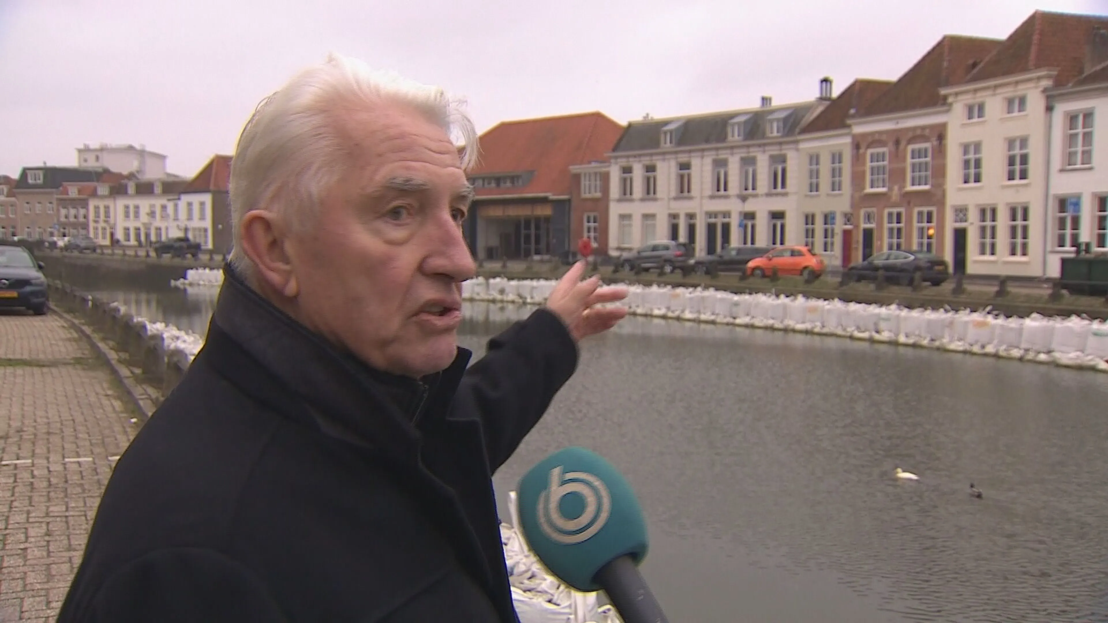 Bewoners Bergen op Zoom helemaal klaar witte zandzaken op kade: 'Dit hoort gewoon niet'