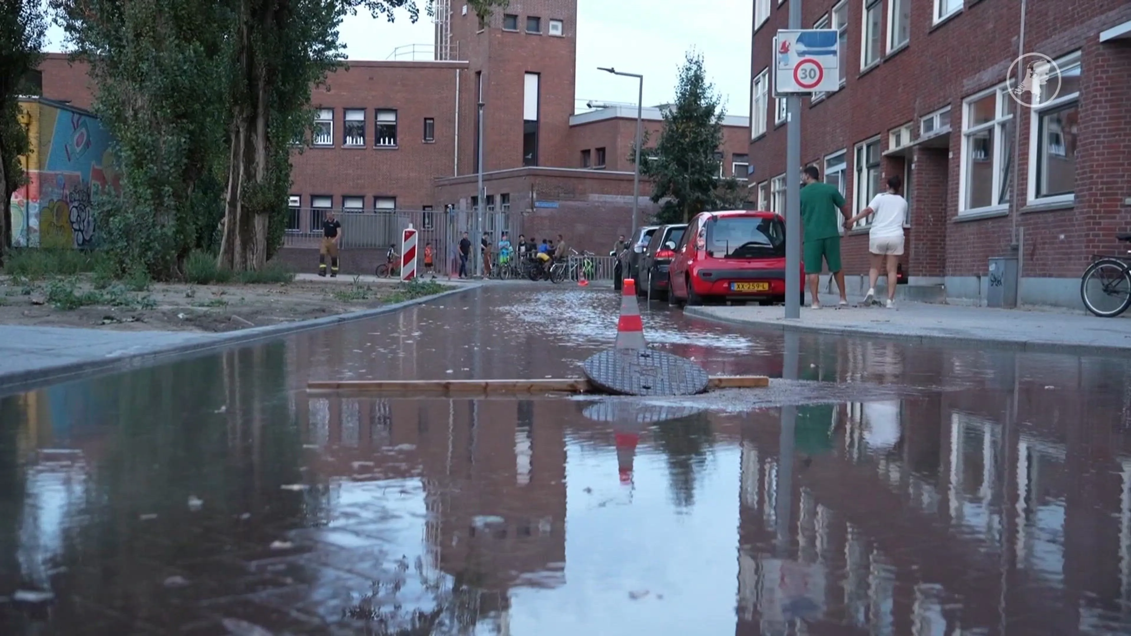 'Kind gooit steen op waterleiding': honderden Rotterdammers zonder water