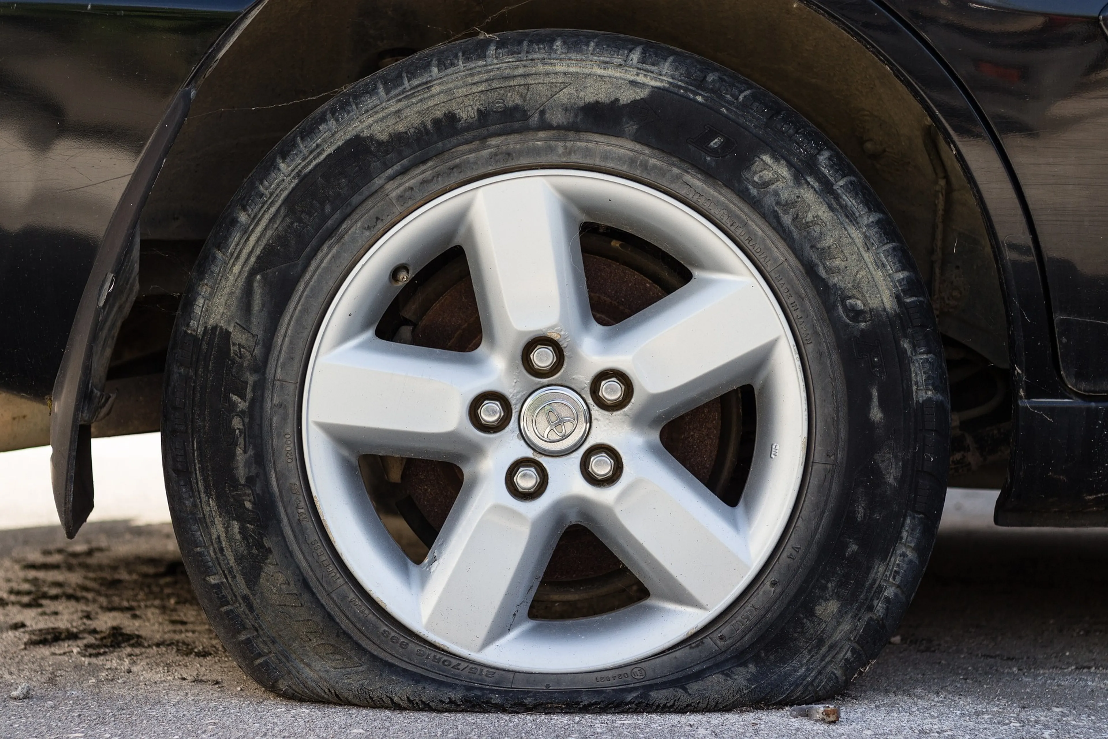 Banden lekgestoken van alle geparkeerde politieauto's bij bureau in IJsselstein