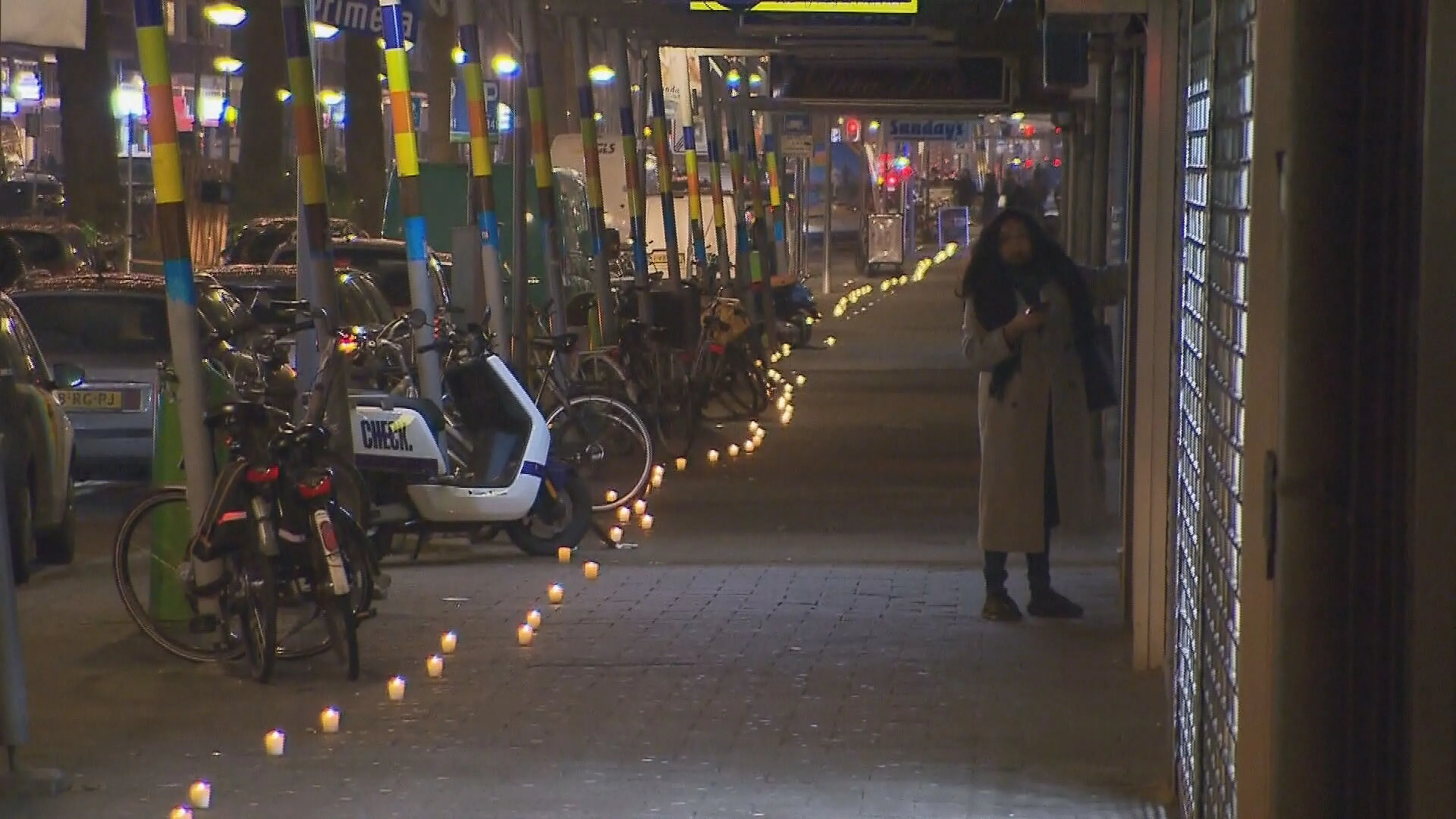 Duizend kaarsjes schitteren als lichtpuntjes in Rotterdamse straat één jaar na avondklokrellen