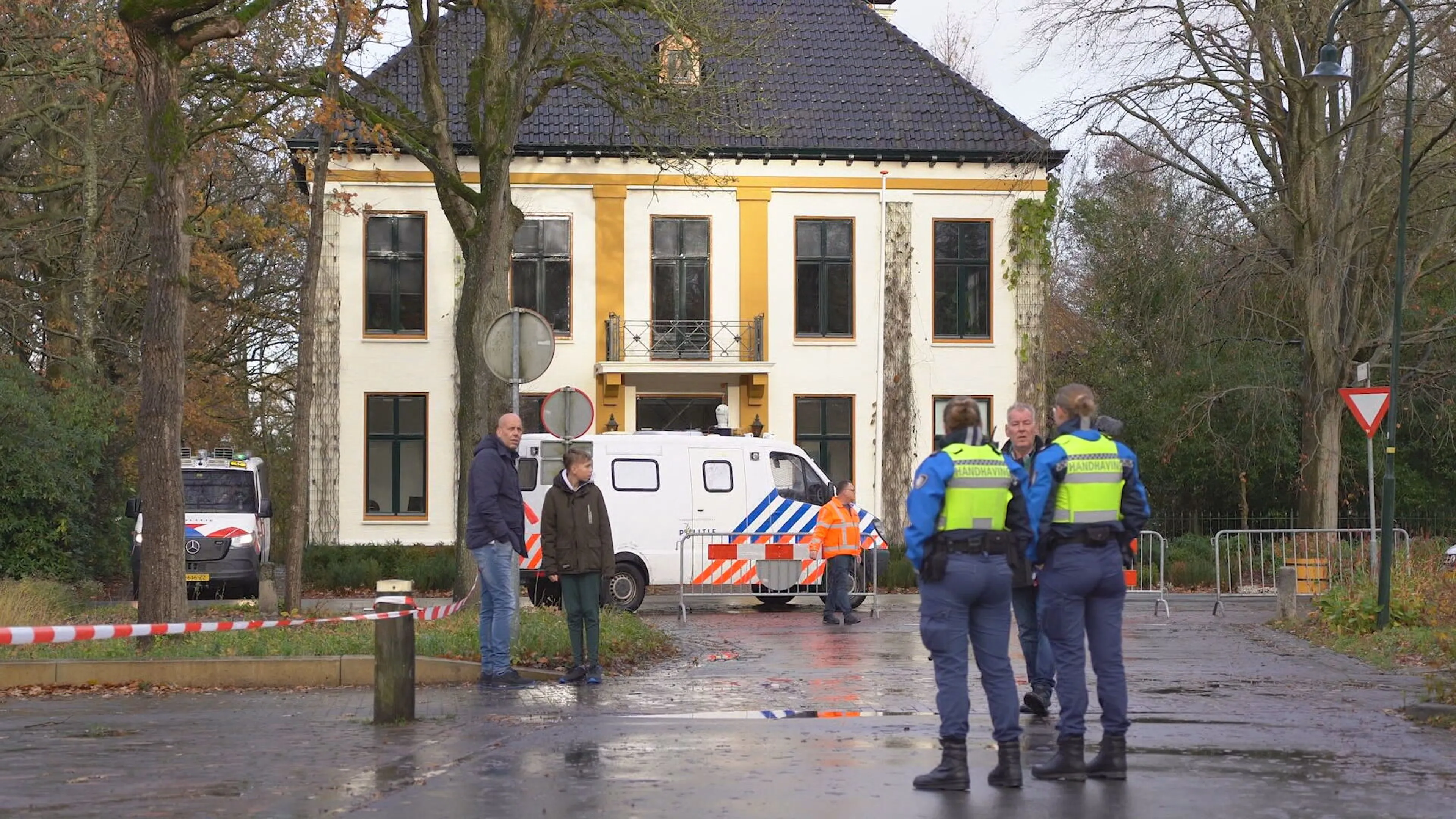 Politie sluit Slochteren van buitenwereld af om vrees verstoring Sintintocht