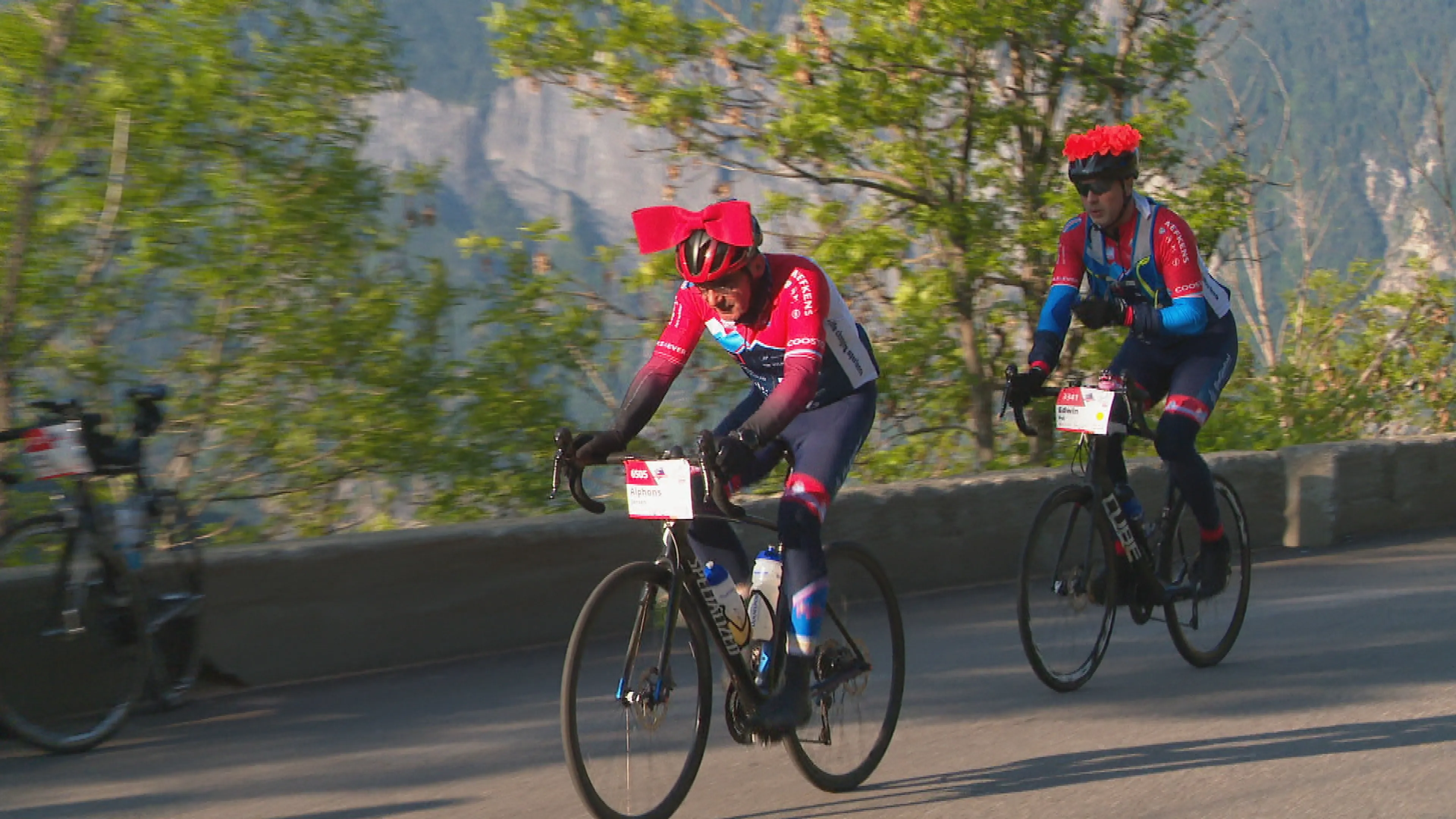LIVE Alpe d'HuZes: Duizenden fietsers en wandelaars trotseren berg voor goede doel