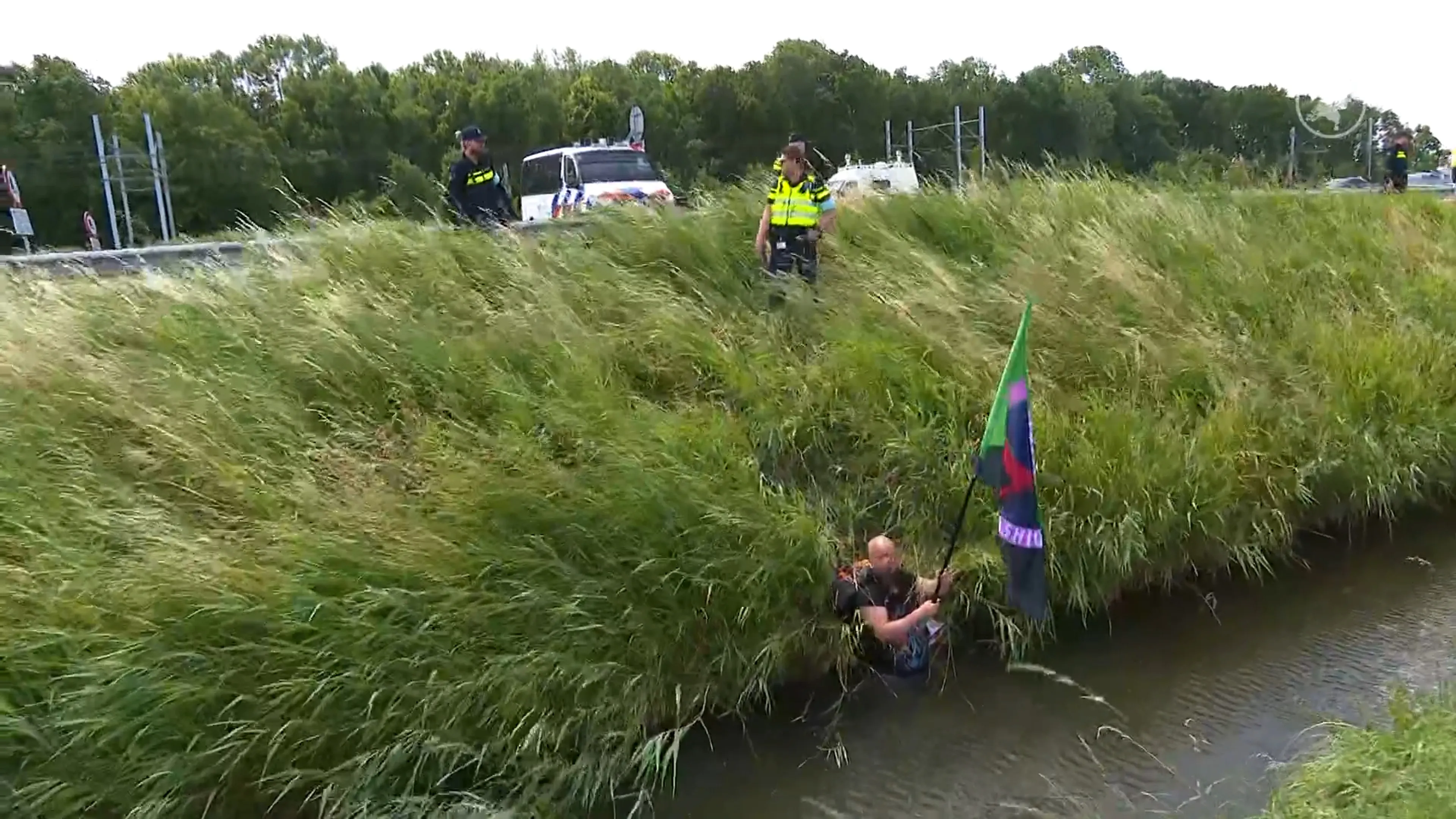 Actievoerders houden de politie urenlang bezig bij A44 naar NAVO-top