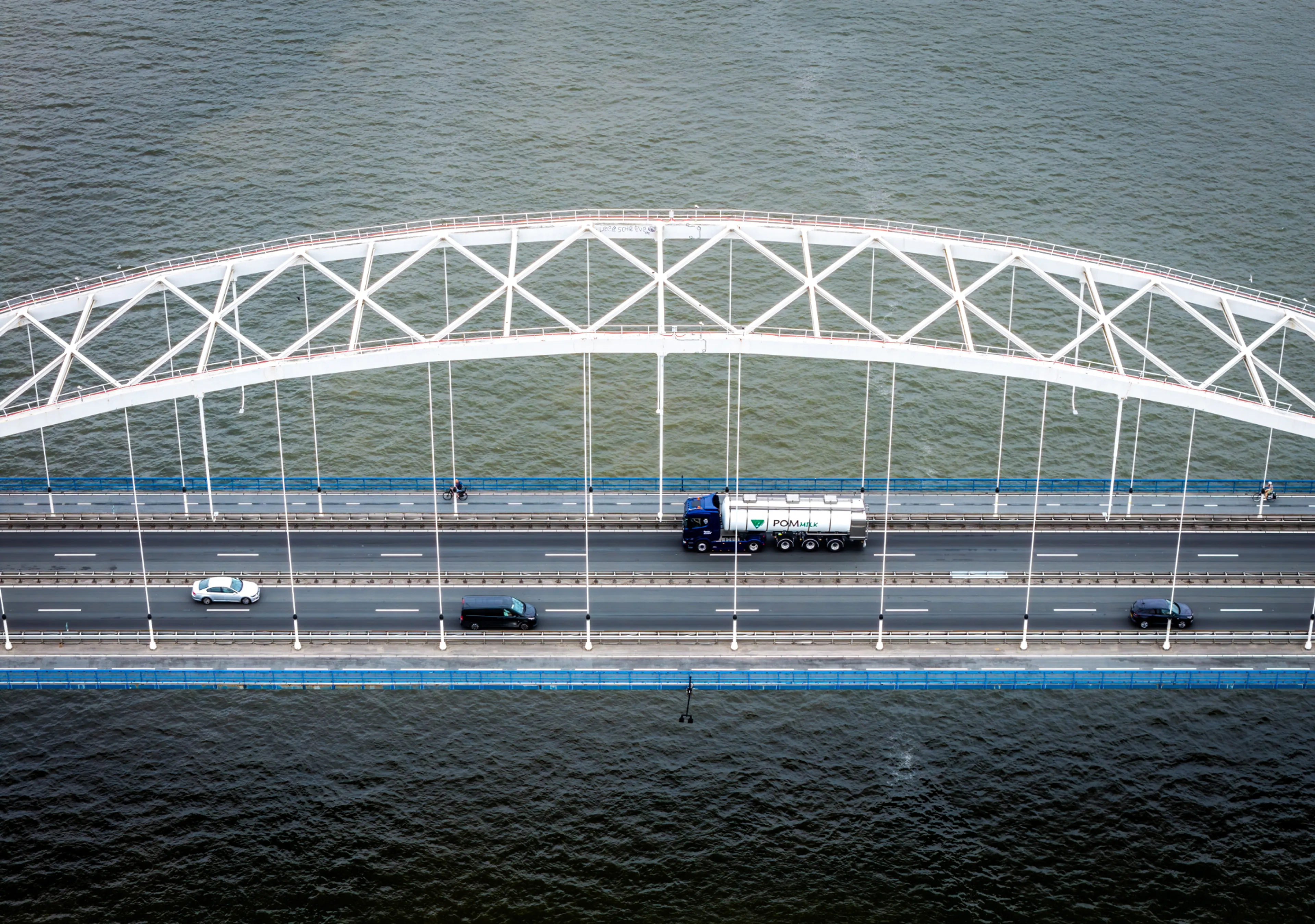 Nog steeds vrachtwagens over Merwedebrug ondanks verbod