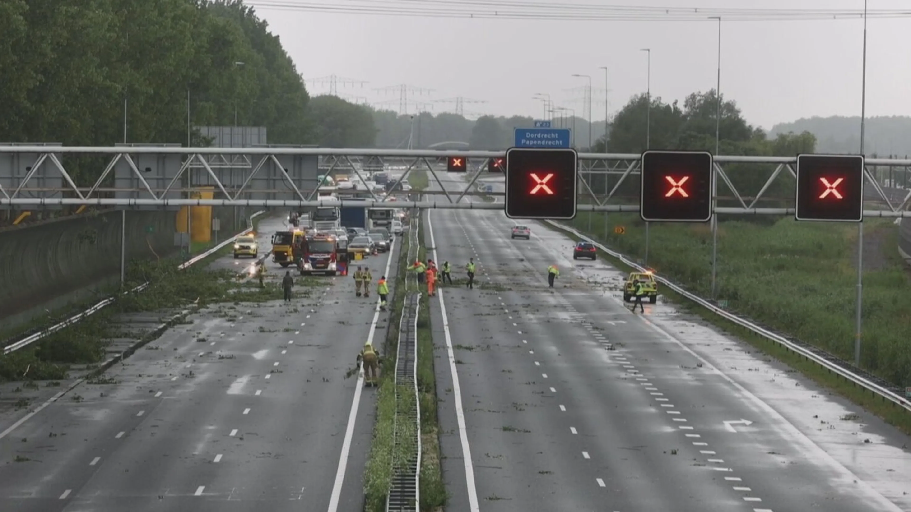 A15 bij Papendrecht dicht door takken op de weg, auto's lopen schade op