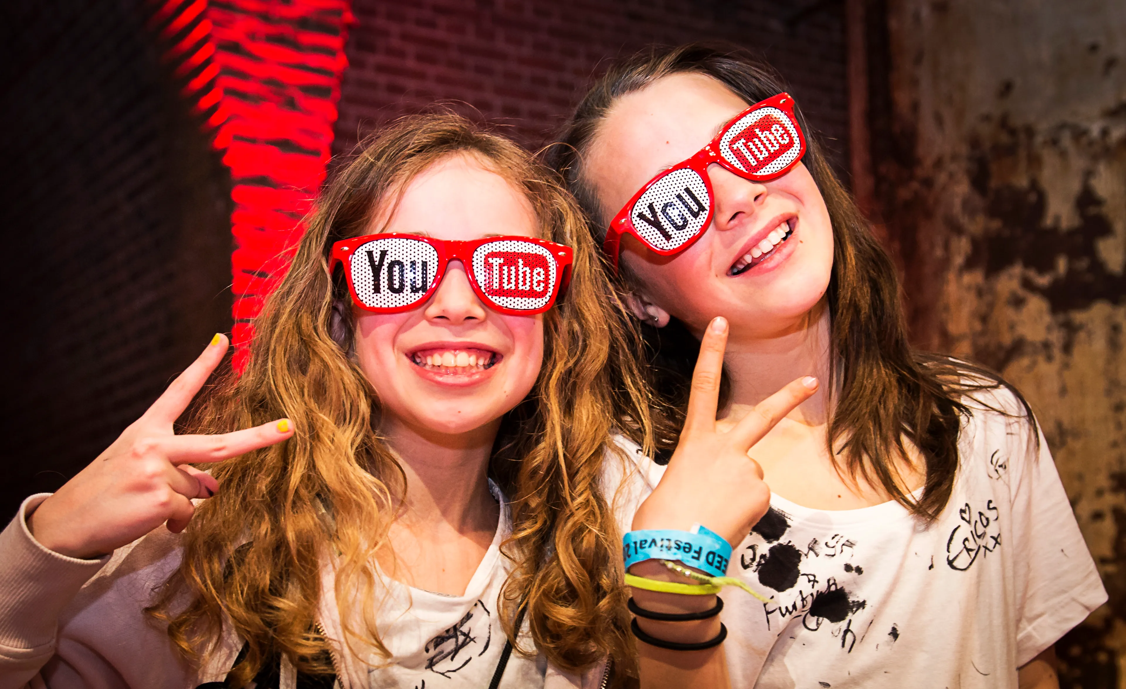 Arbeidsinspectie onderzoekt of kindvloggers aan kinderarbeid doen
