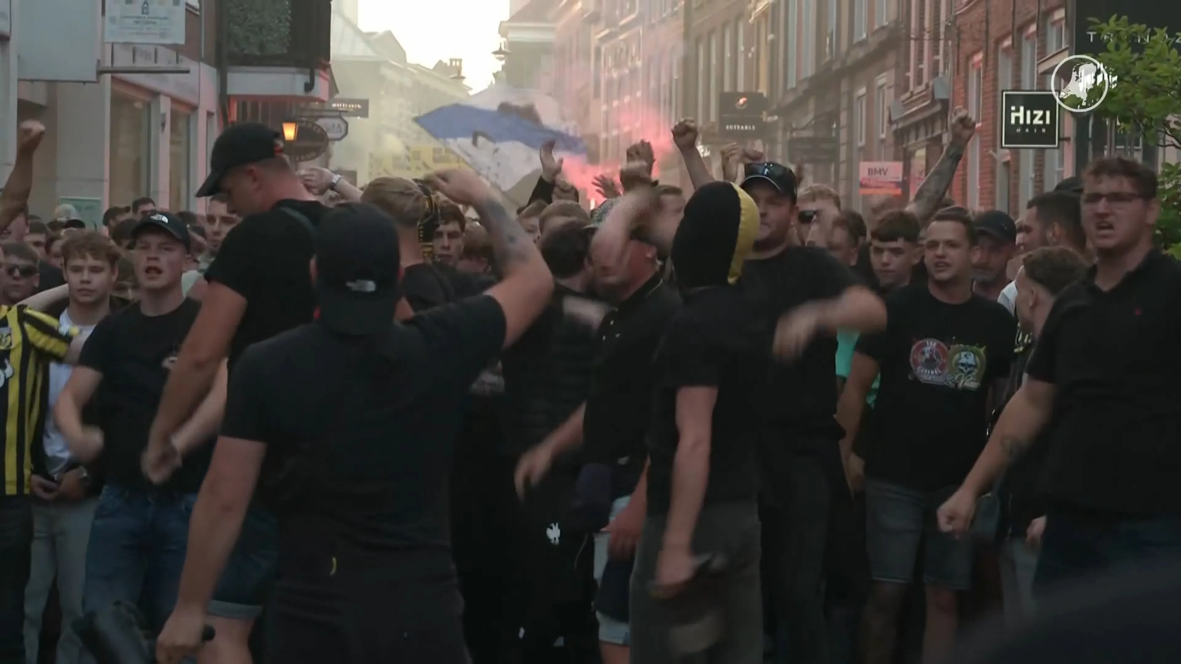 Supporters Vitesse proberen club te redden van de ondergang