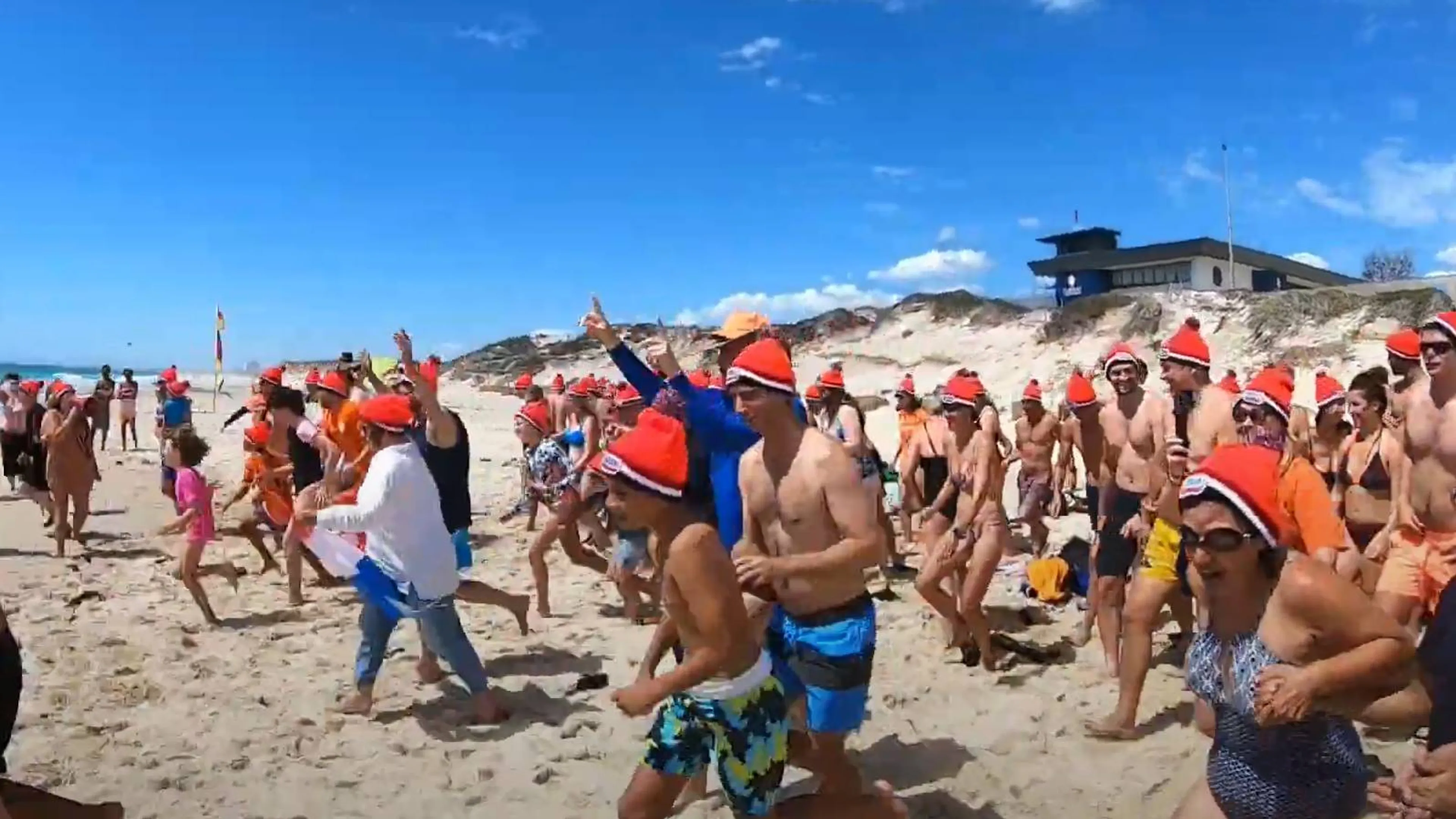 Zo kan het ook: Hollandse nieuwjaarsduik zonder 1,5 meter afstand en mét volle zon