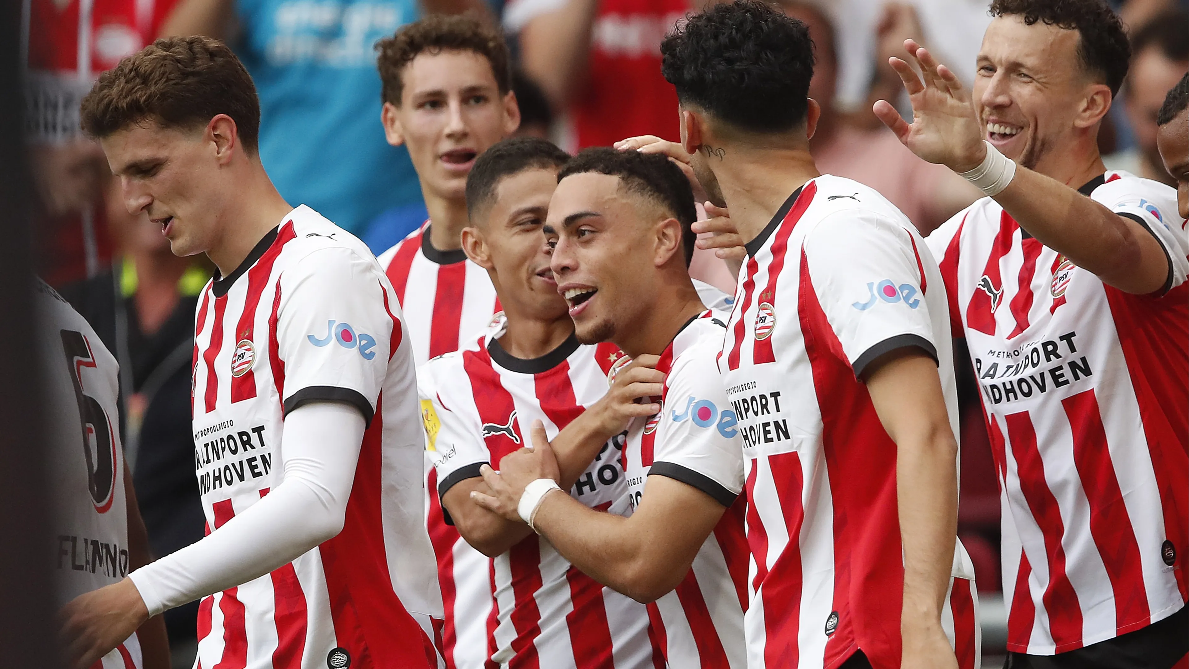 PSV klopt sensatie van vorig seizoen Go Ahead in slotfase en pakt eerste prijs dit seizoen