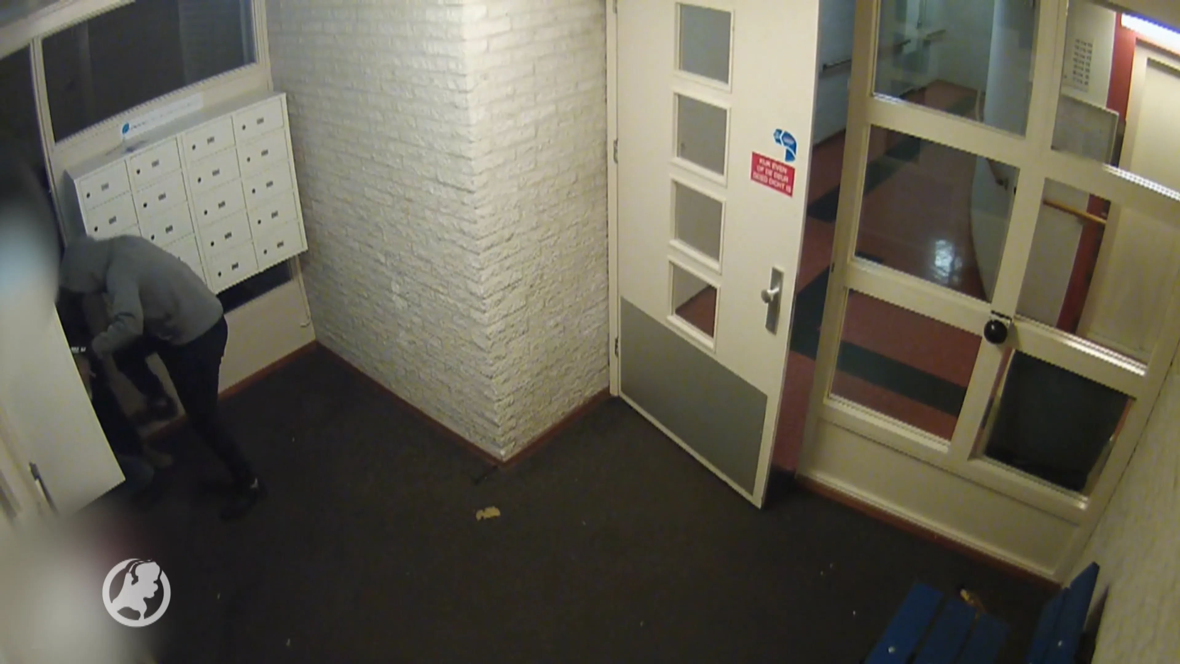 Bewakingsbeelden vrijgegeven van zware mishandeling in portiek in Buitenveldert