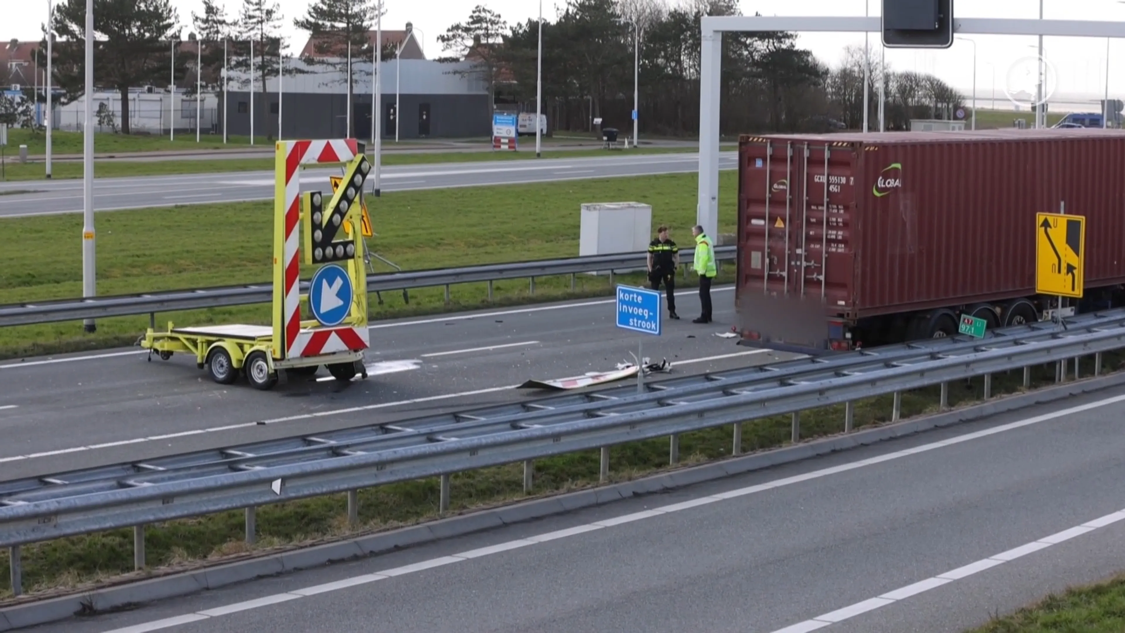 Afsluitdijk nog uren dicht na ongeluk met vrachtwagen