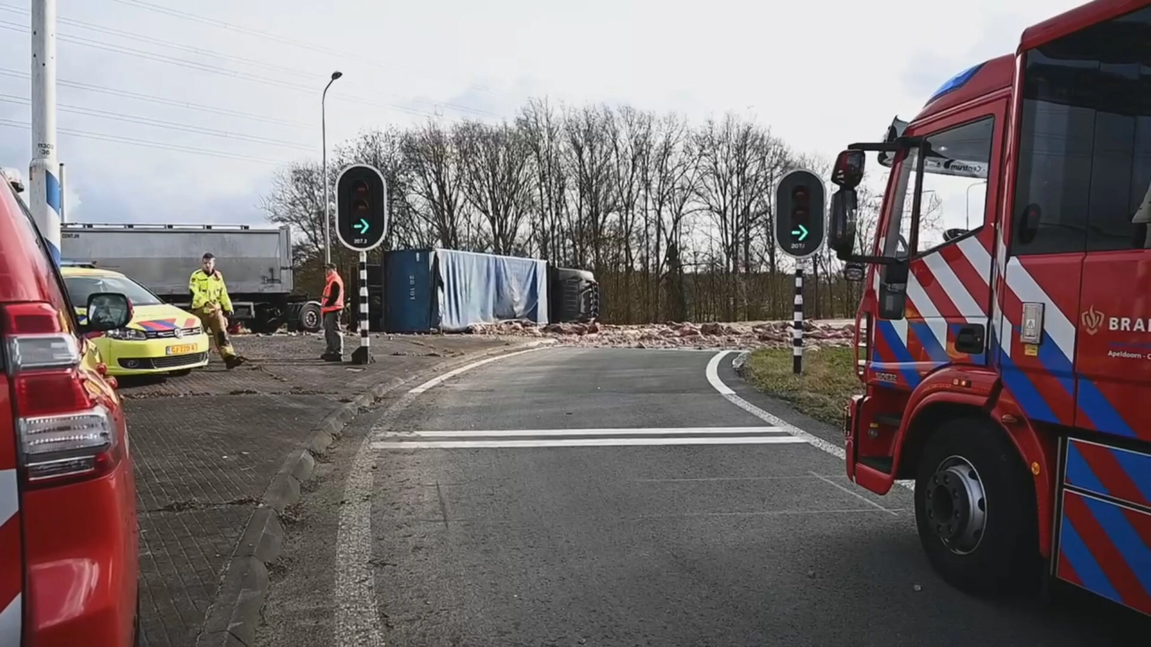 Oprit naar snelweg volledig bezaaid met ingewanden na omvallen vrachtwagen