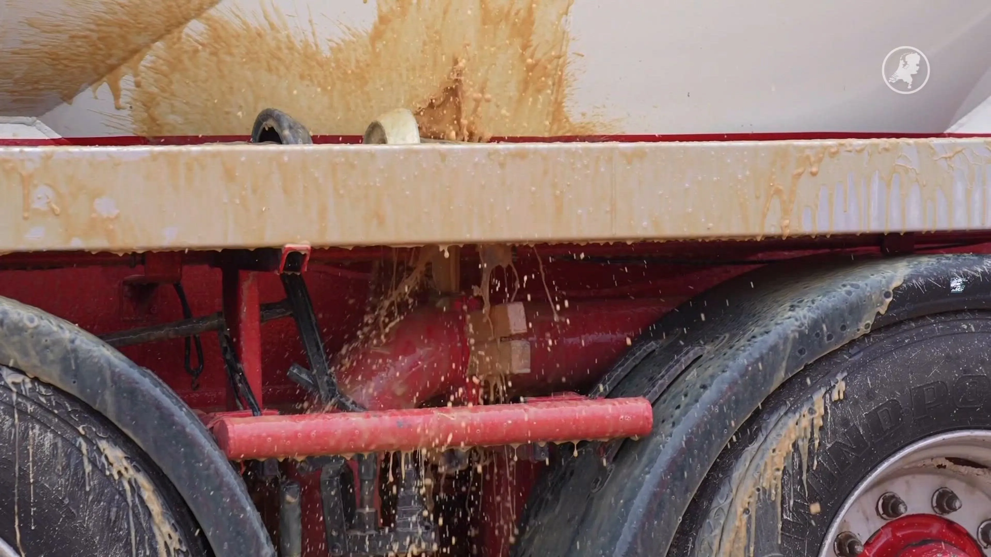 Vrachtwagen lekt 30 ton vet en water na ongeluk