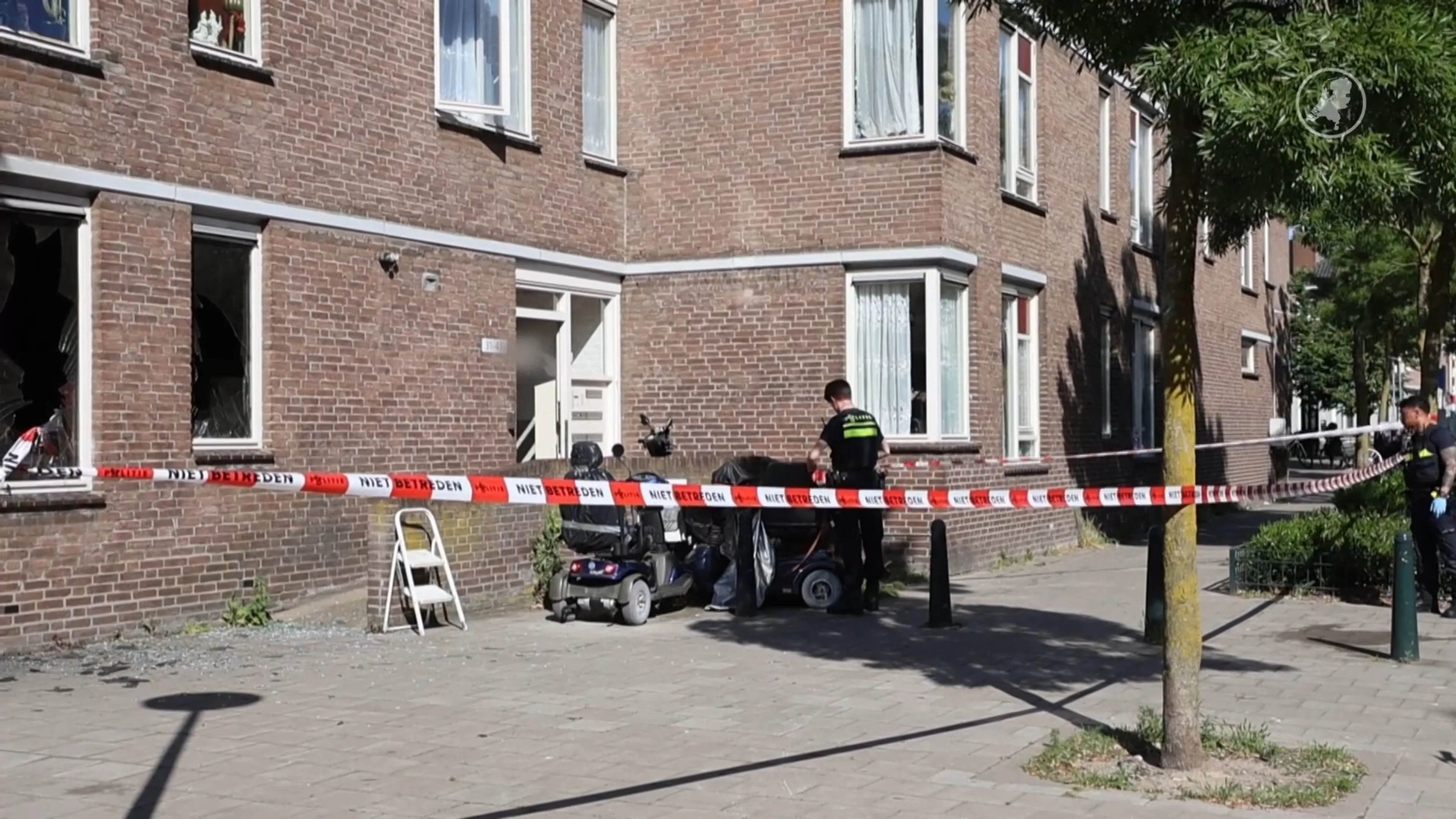 'Man bewusteloos uit brand gehaald in Den Haag, parkiet overleden'