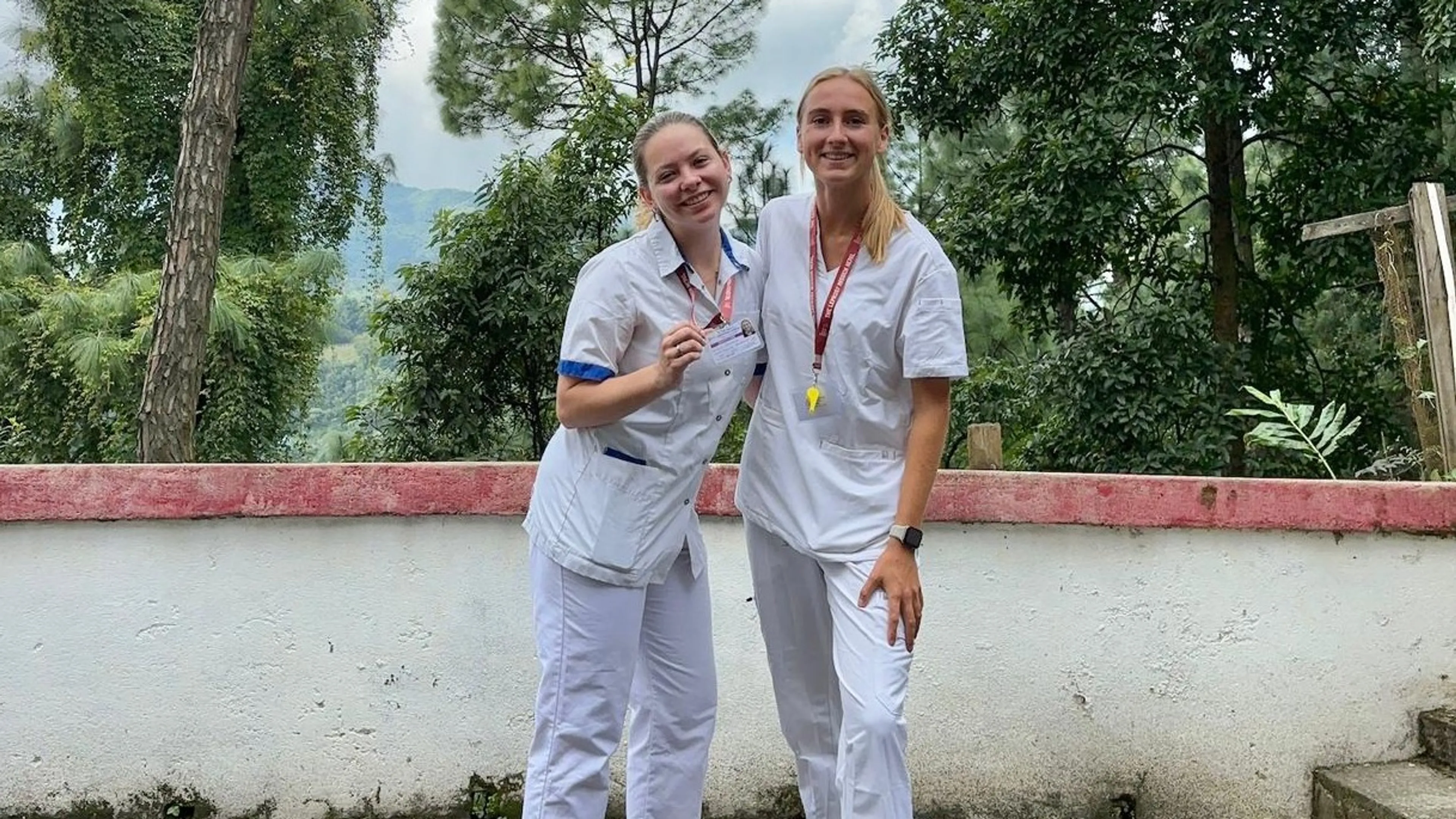 Evi en Machteld vast in rampgebied Nepal: 'Hollandse gierigheid was redding'