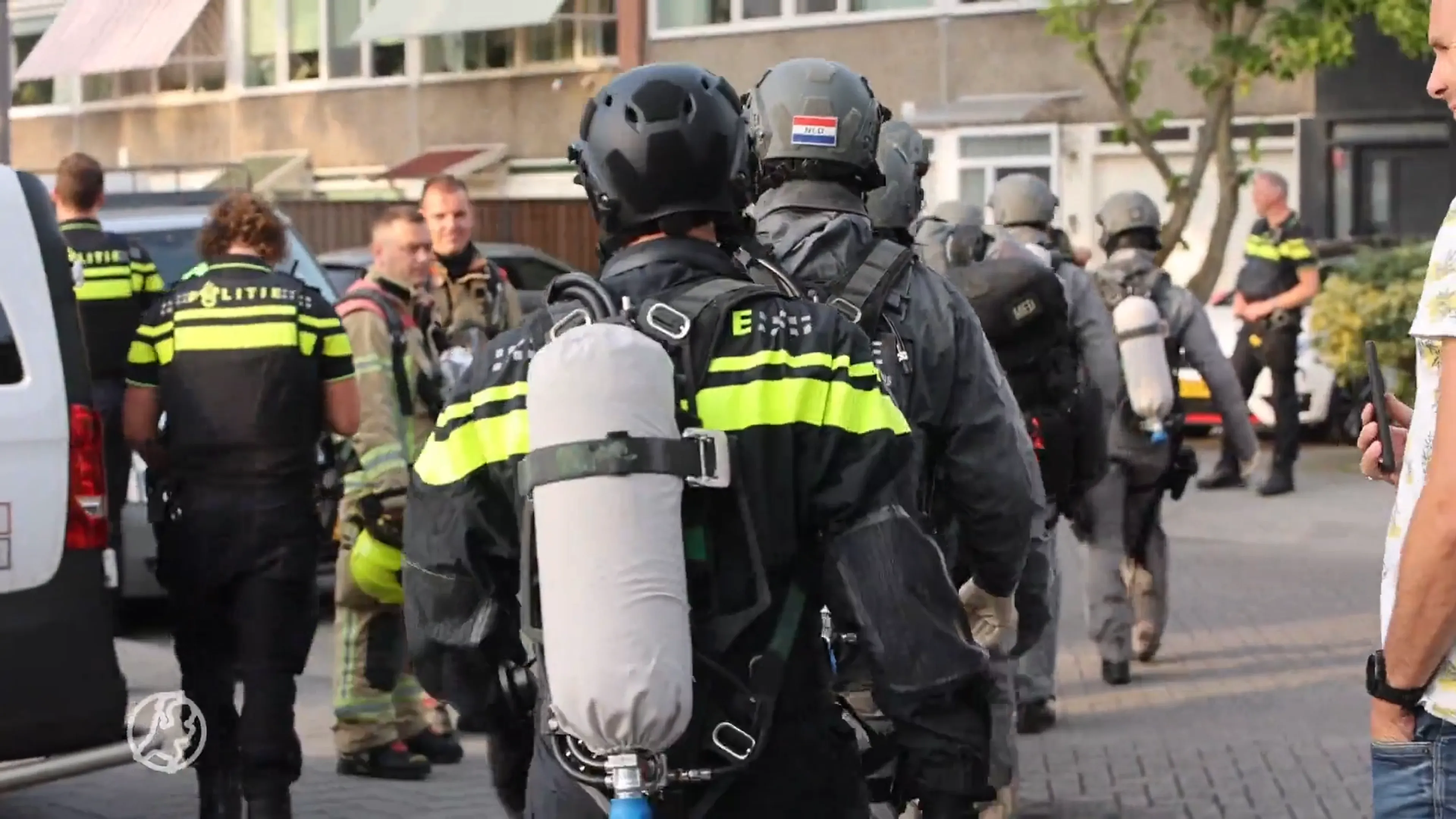 Politiemacht valt woning binnen na explosie, een persoon gewond