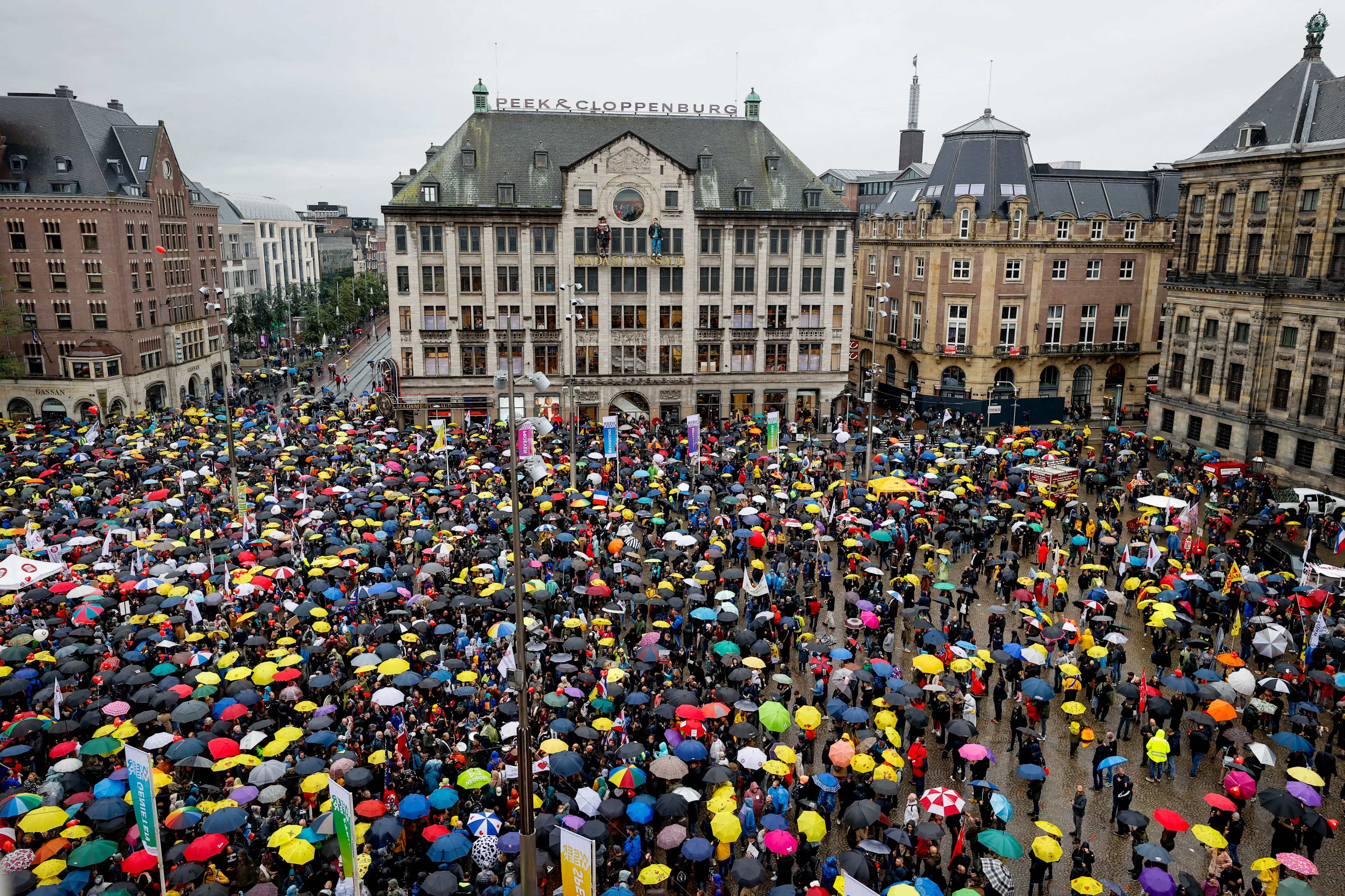 Opnieuw coronademonstratie in hartje Amsterdam, organisatie gaat deelnemers tellen