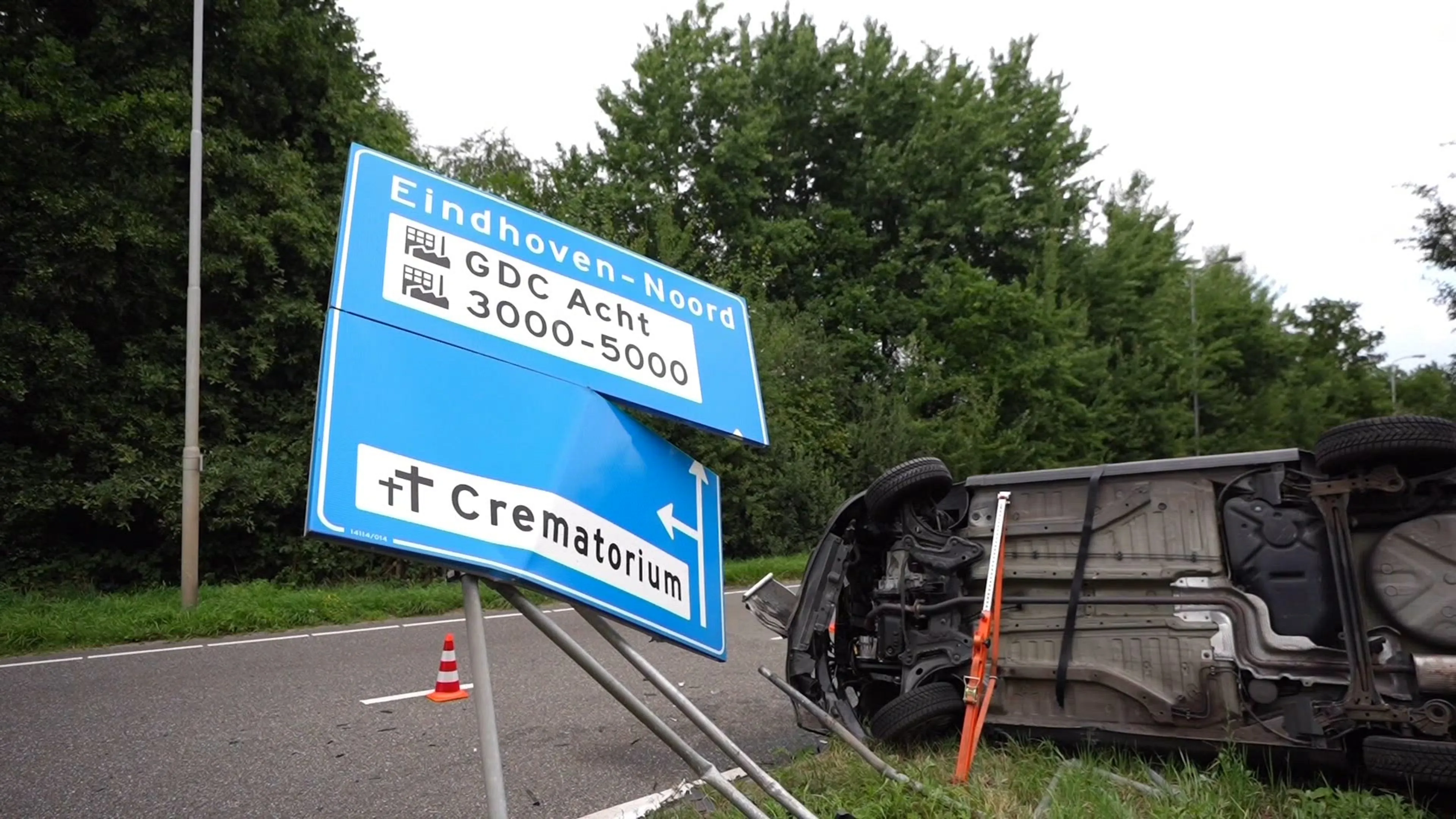 Auto met gezin slaat over de kop bij Eindhoven Airport, reizigers te voet verder
