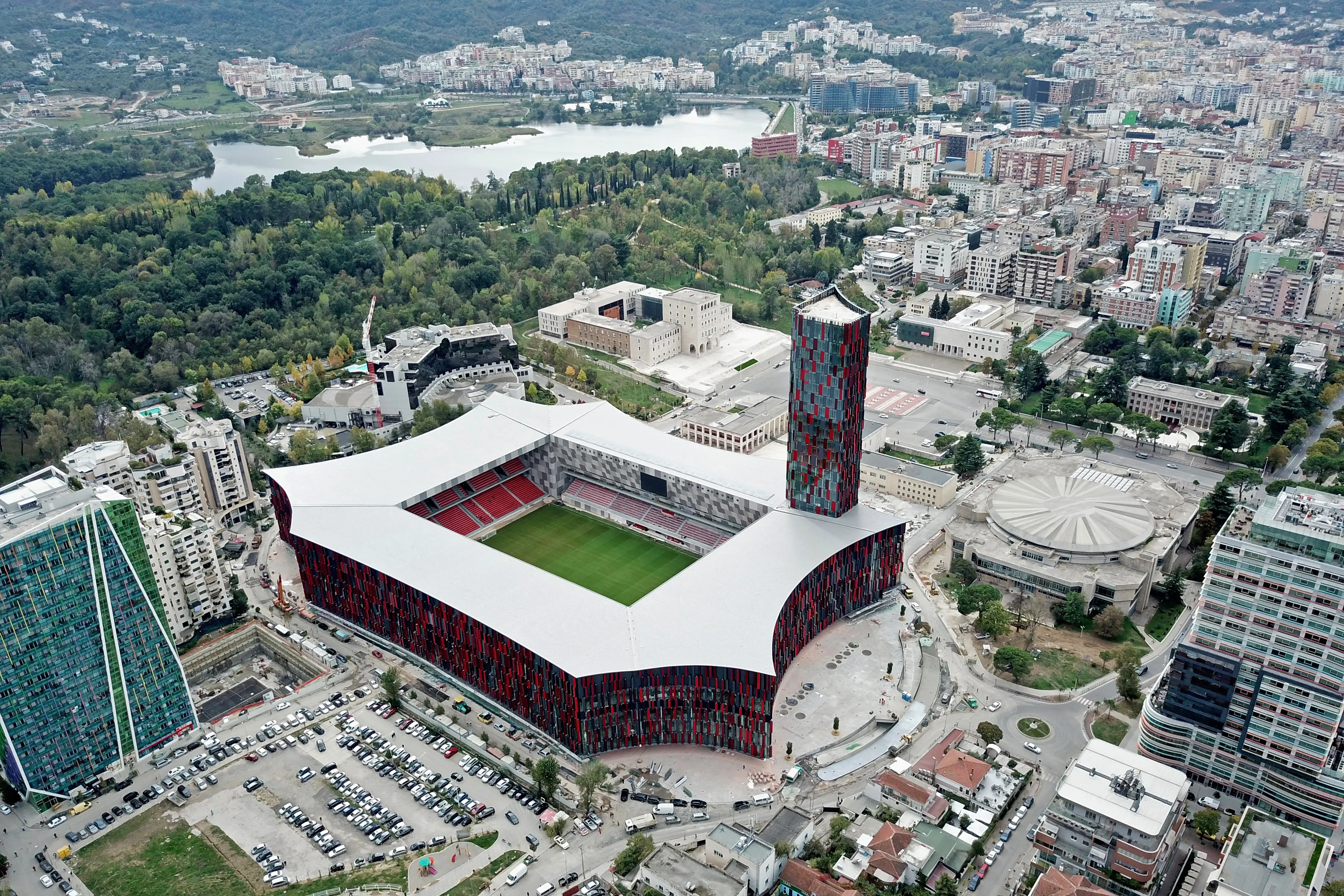 Feyenoord-fan Jorik heeft reisbureau in Tirana en de telefoon staat roodgloeiend
