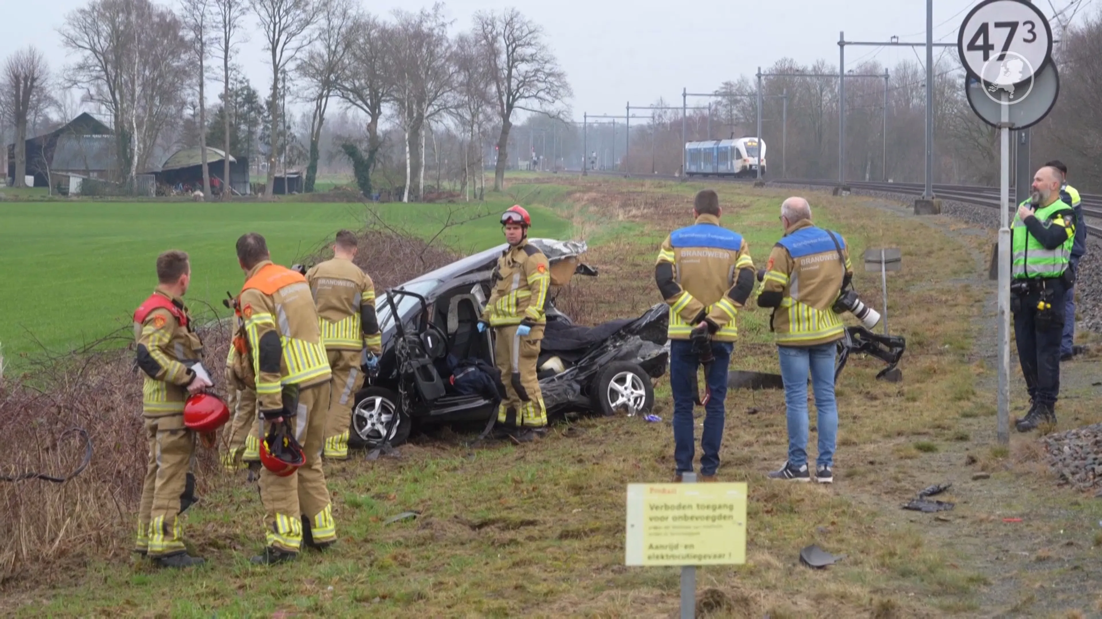 Automobilist gewond na aanrijding met trein op spoorwegovergang in Loozen
