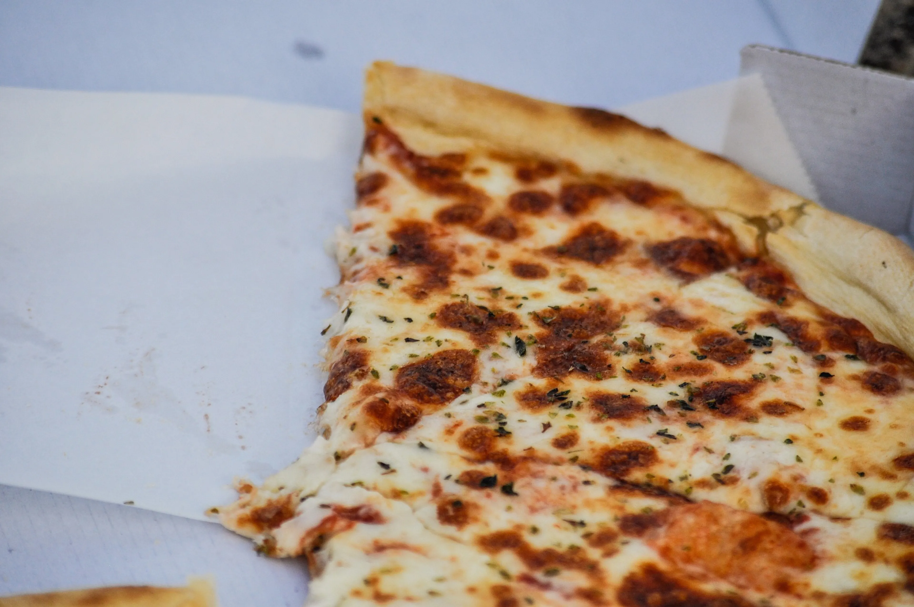 Zwervers laten onsmakelijke verrassing achter in pizzadoos in parkeergarage Dordrecht