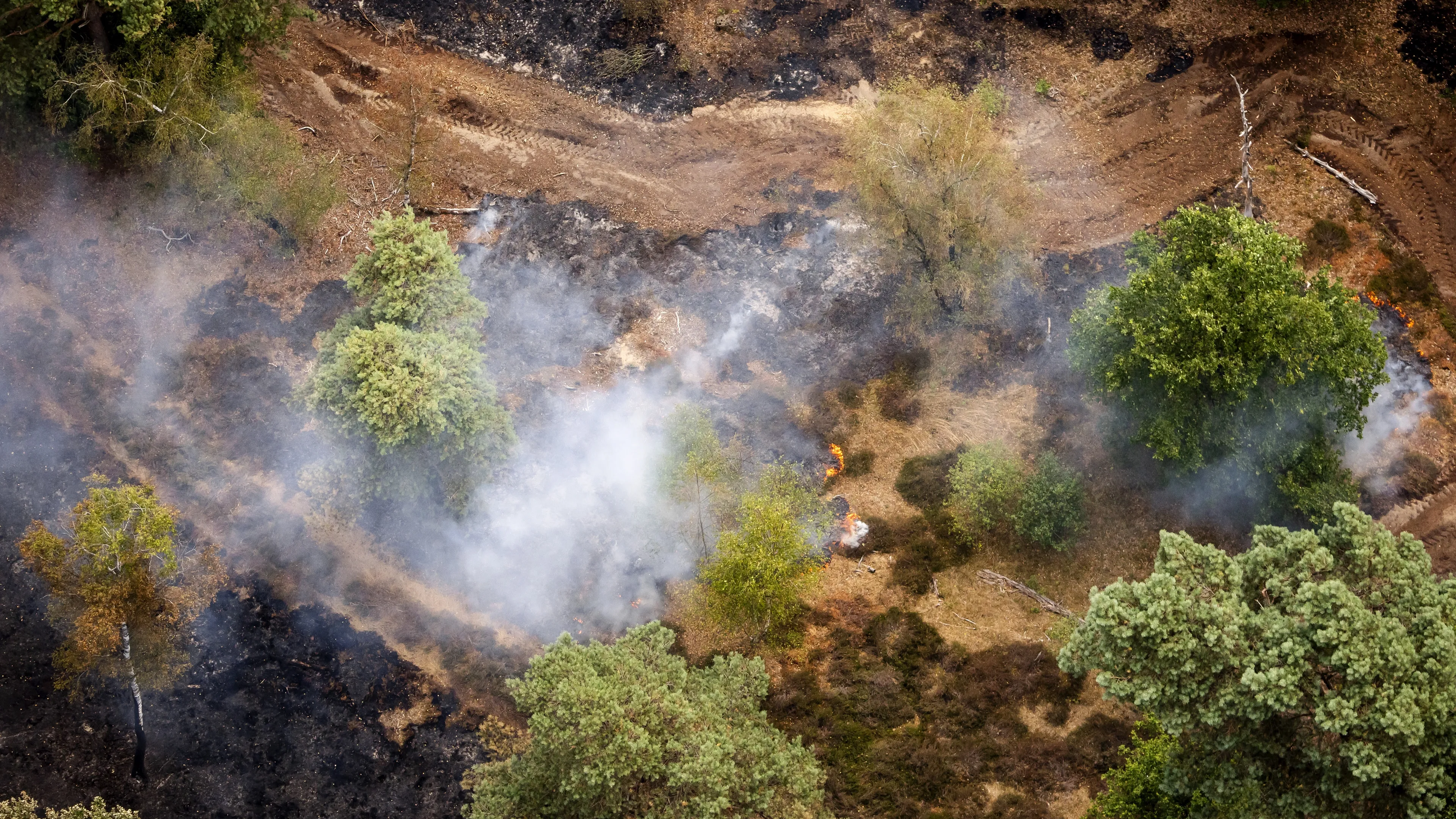 Natuurbrand bij Venray laait op, urenlang geen treinen