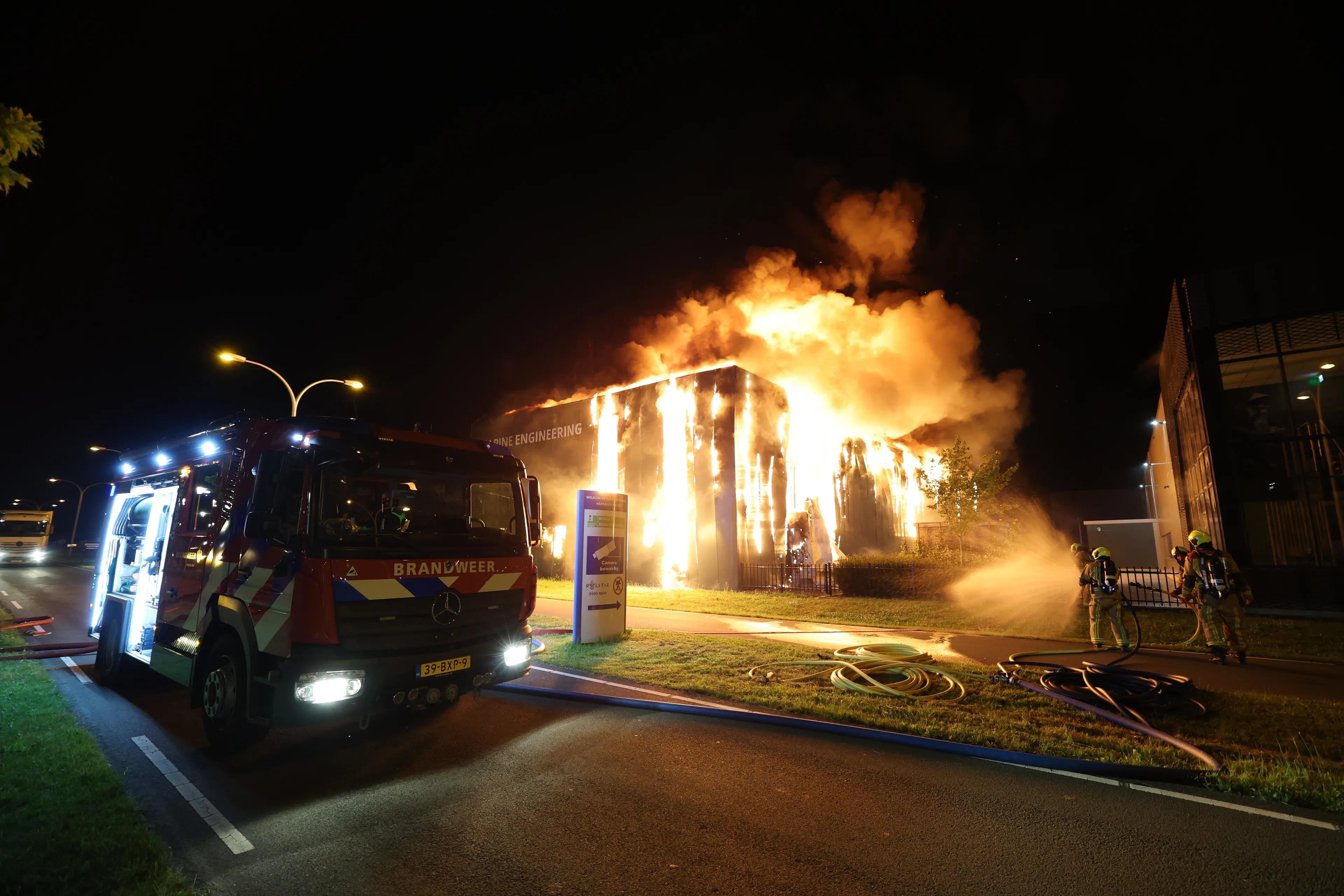 Inferno legt bedrijfspand Den Hoorn volledig in de as