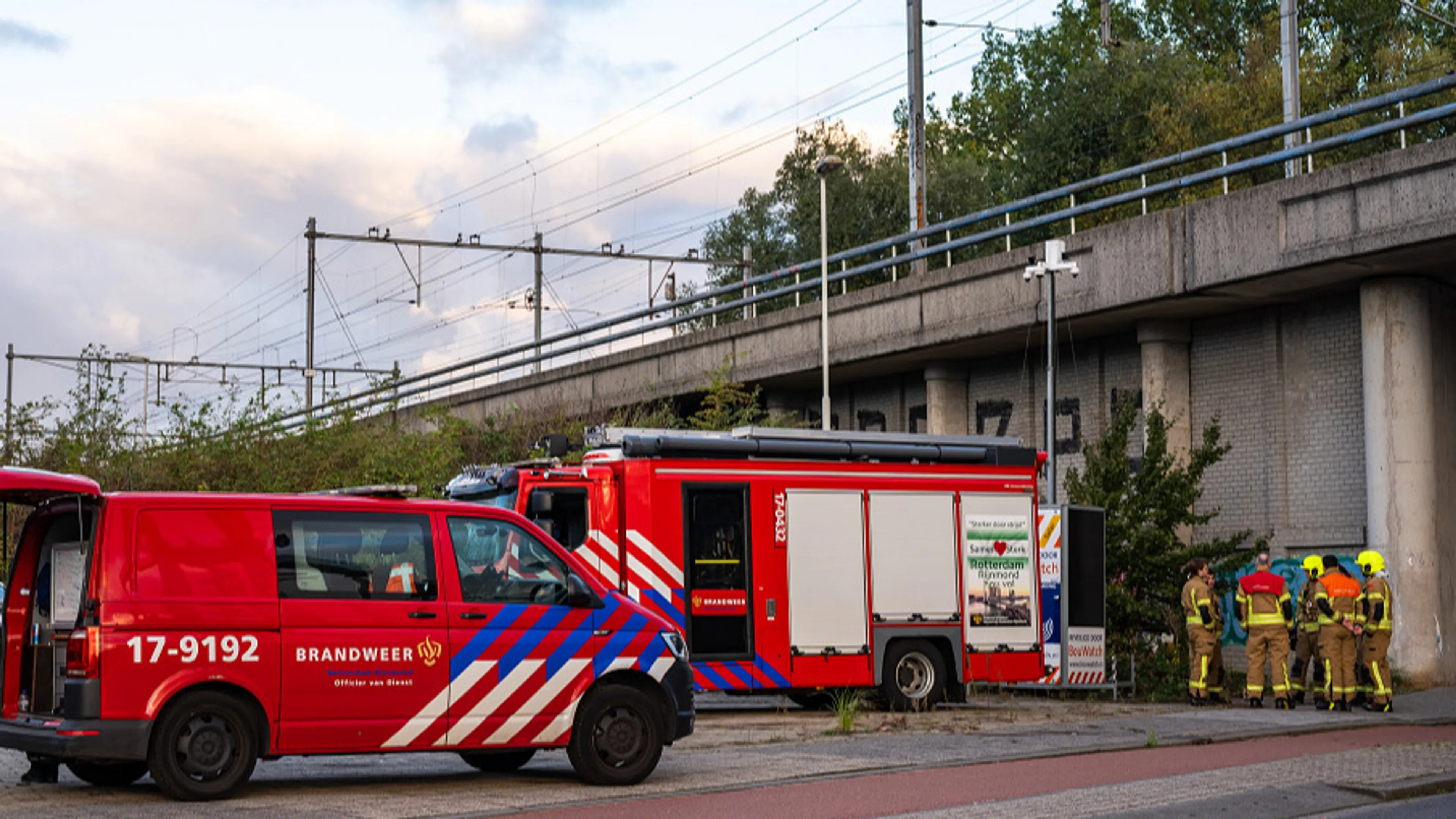 Tot zondagavond geen treinen tussen Rotterdam en Delft door brandstichting bij spoorbrug