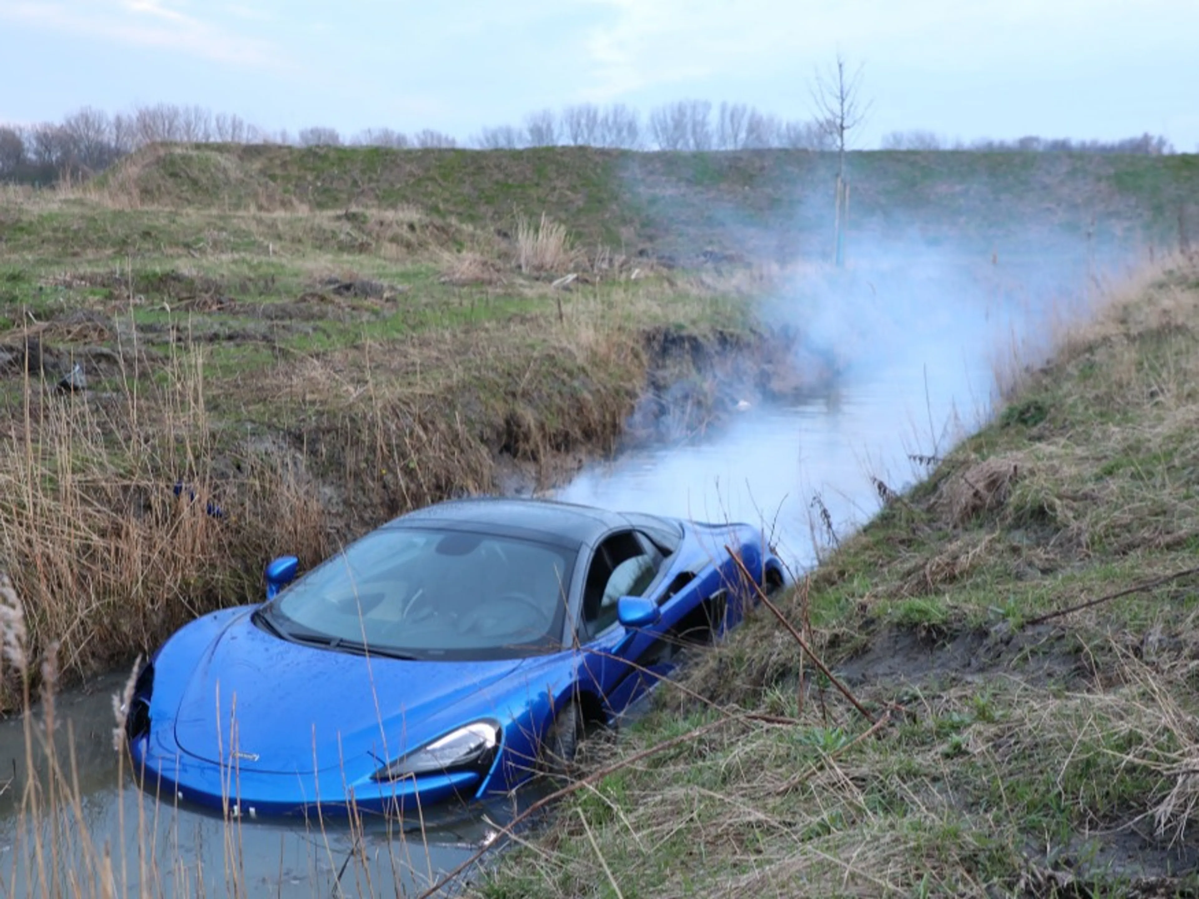 Peperdure sportauto parkeert in sloot langs provinciale weg 