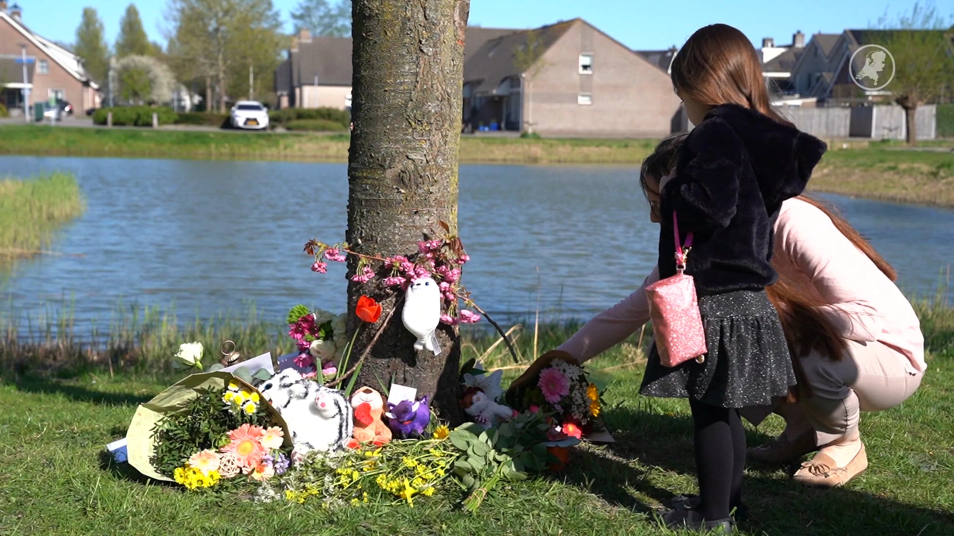 Steeds meer bloemen en knuffels voor verdronken meisje (4) in Gameren