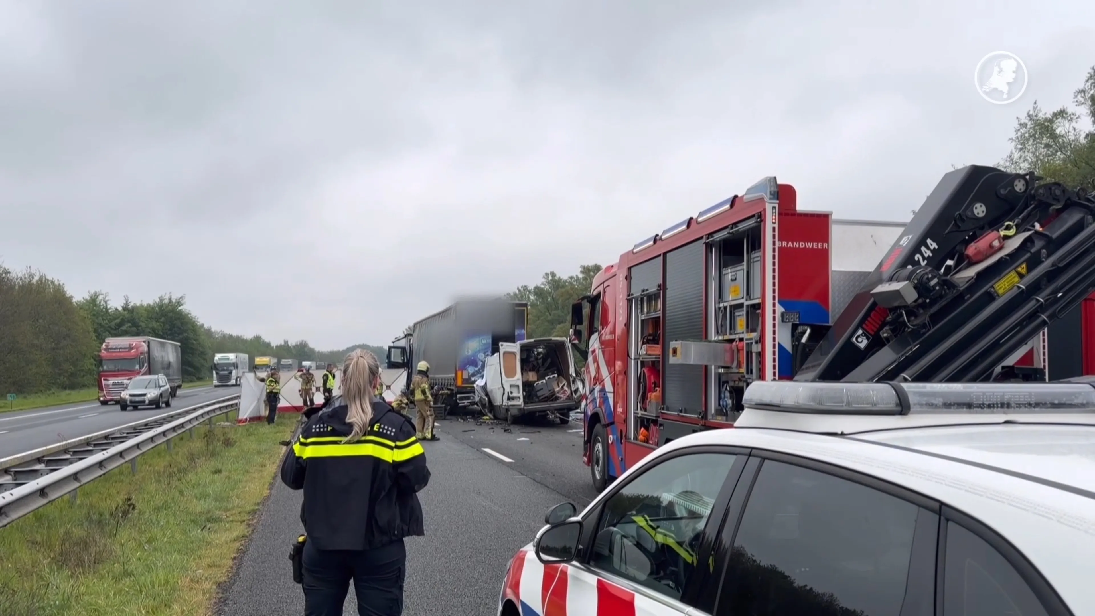 Botsing tussen bus en vrachtwagen: weer verkeersdode op A1 bij De Lutte