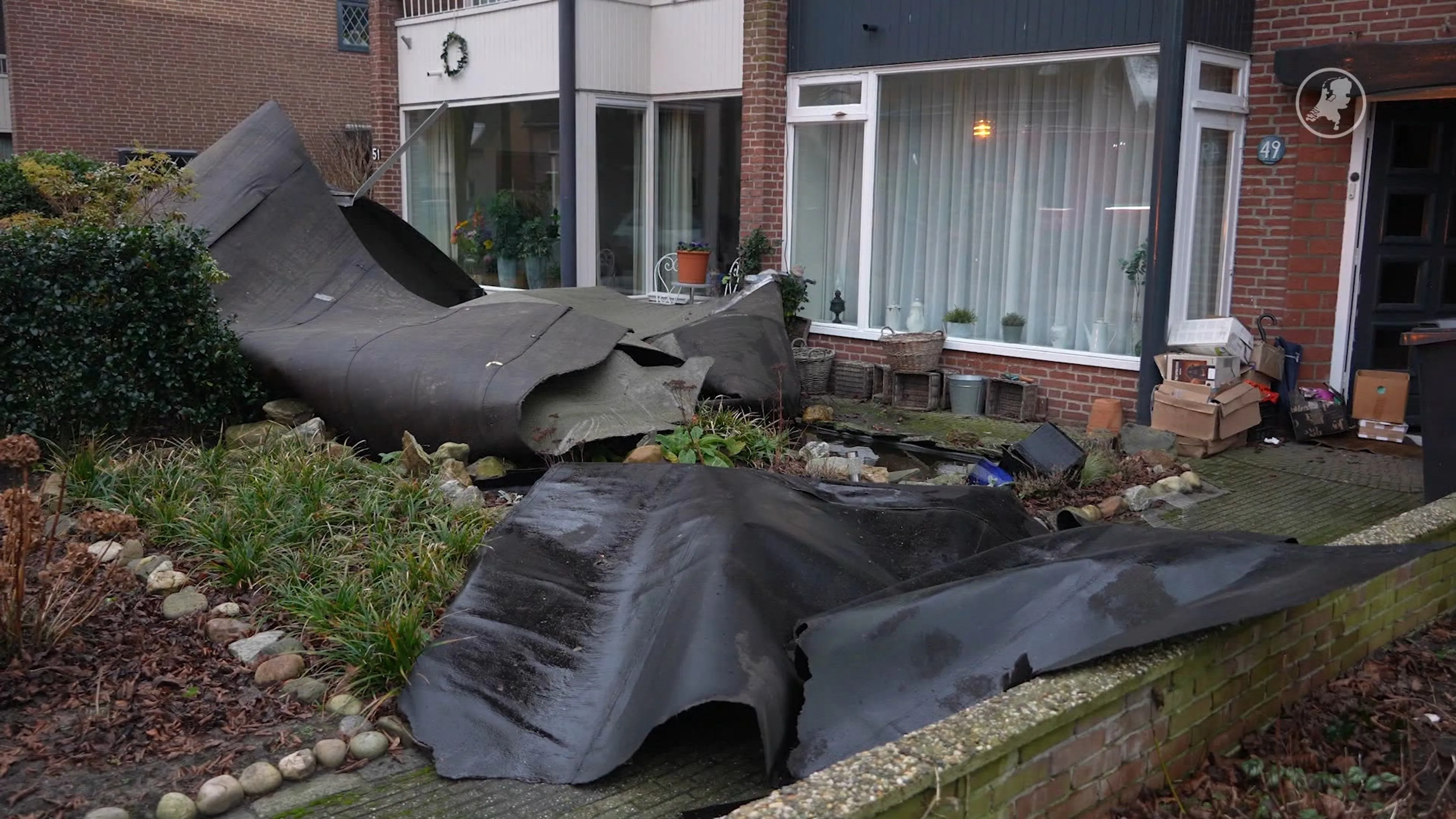 Harde wind rukt dak van woningen in Oss