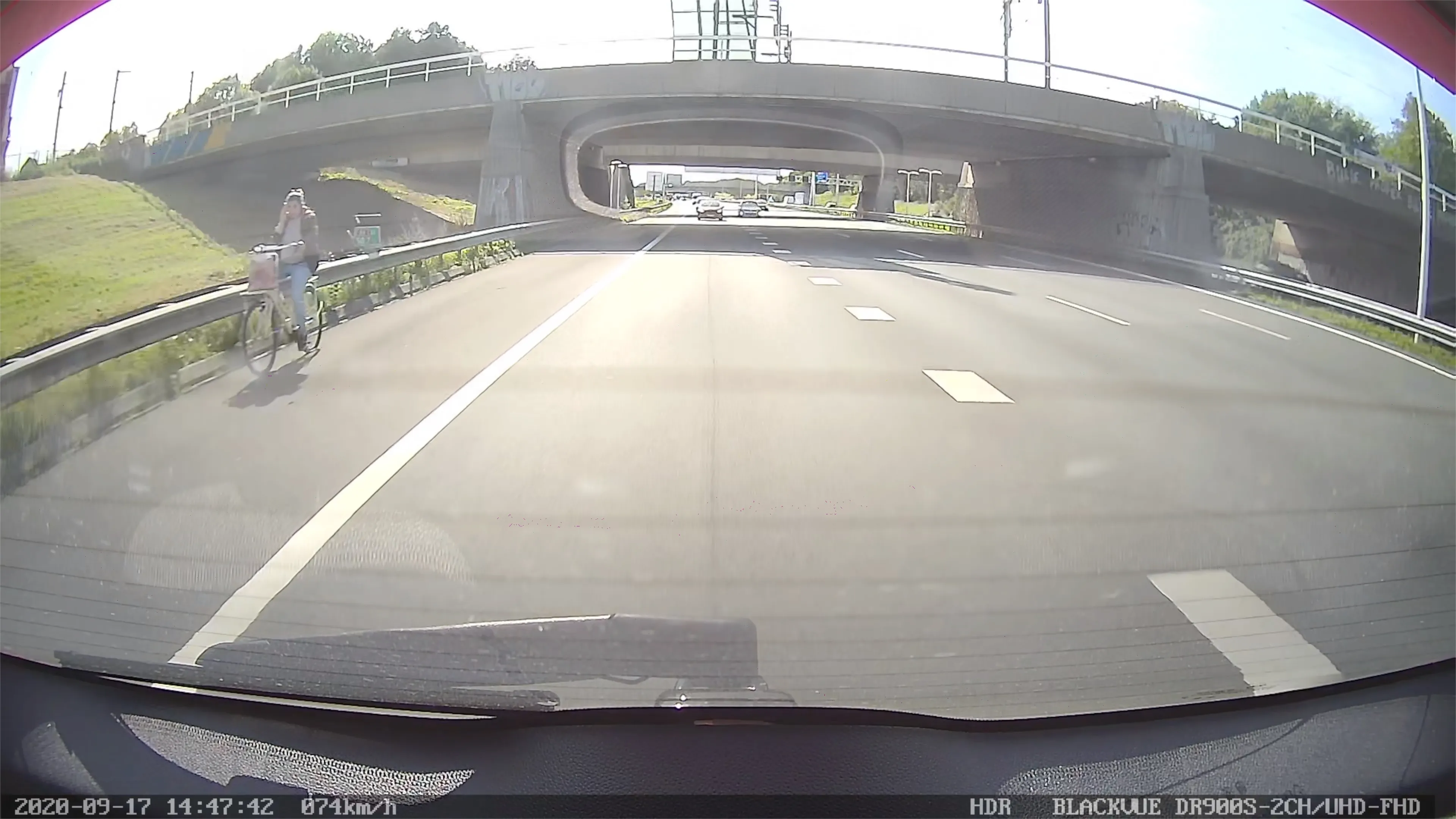 Meisje fietst al bellend over de vluchtstrook op A4 bij Rijswijk