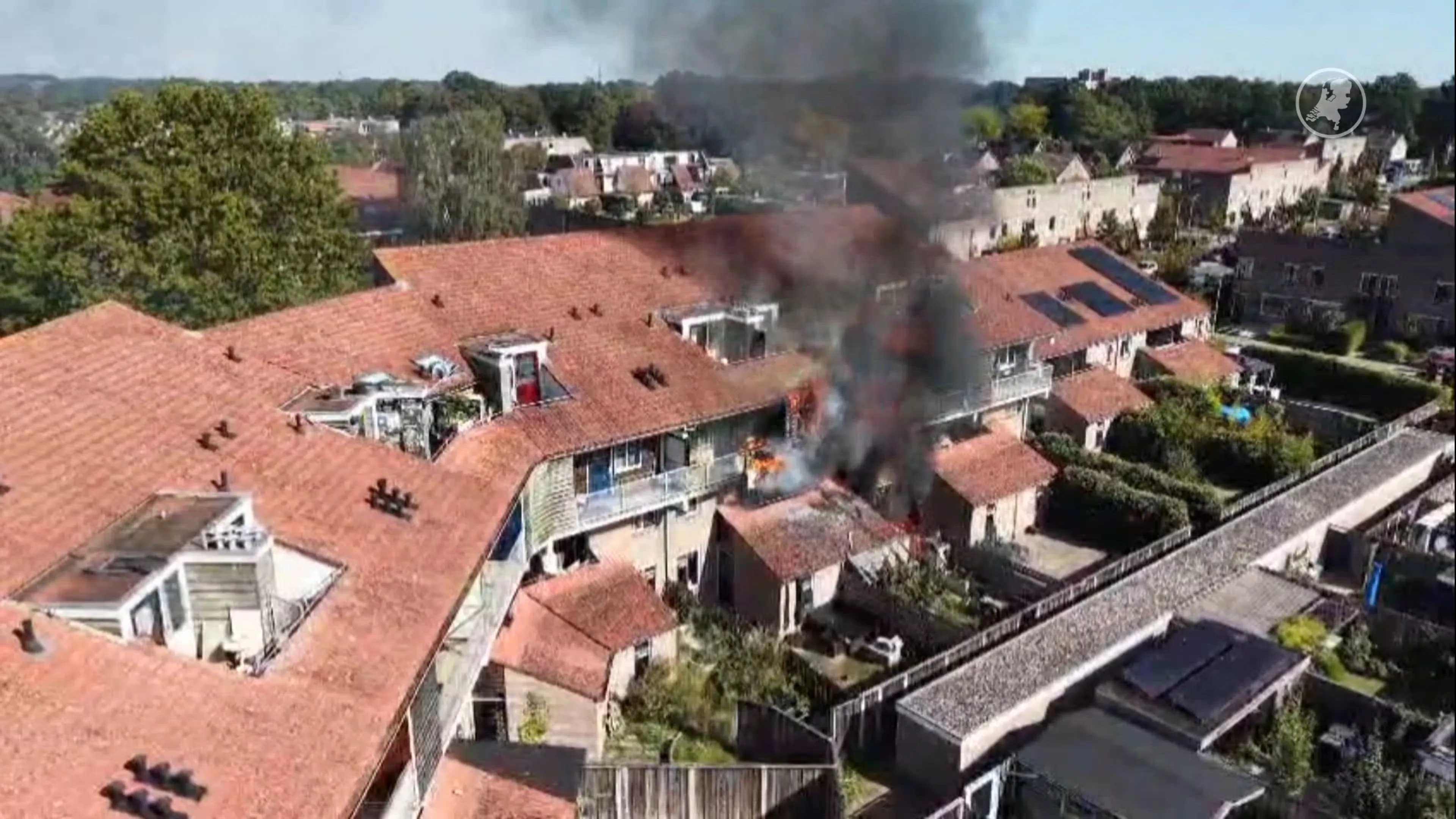 Twaalf woningen onbewoonbaar na brand in wooncomplex Almelo