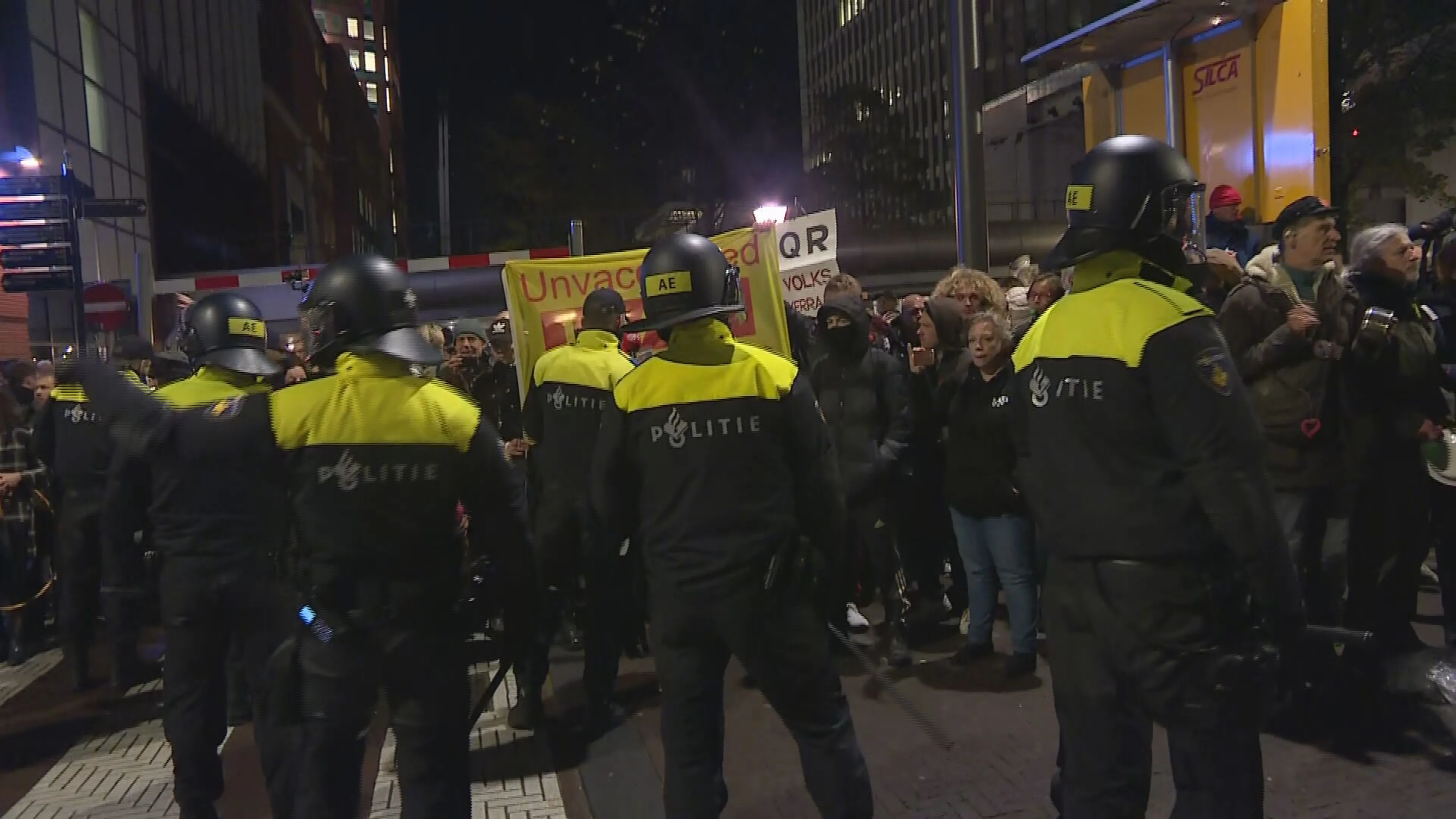 Meerdere arrestaties bij groot lawaaiprotest tijdens persconferentie