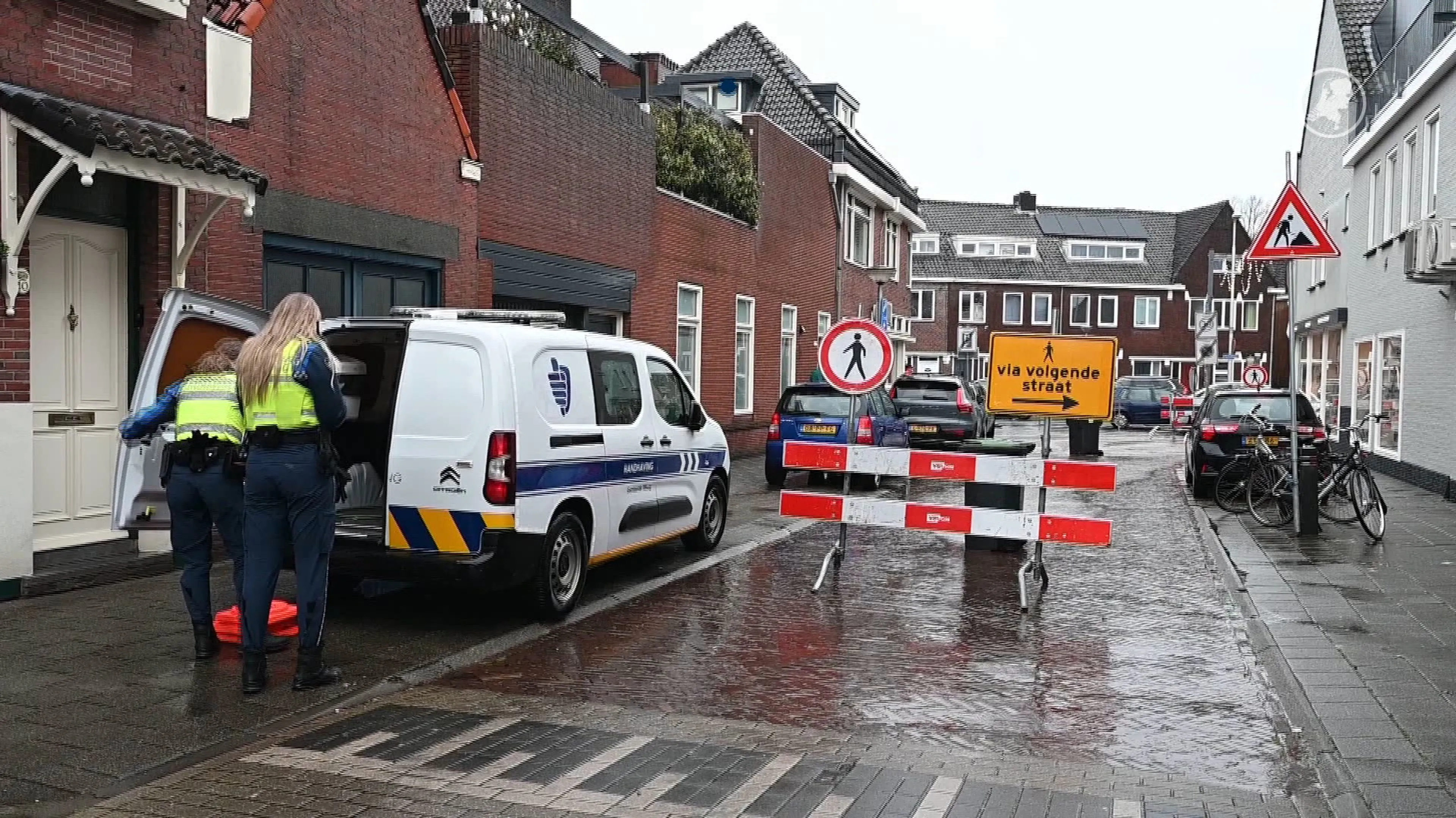 Vrouw haalt nat pak na val in sinkhole in Tilburg