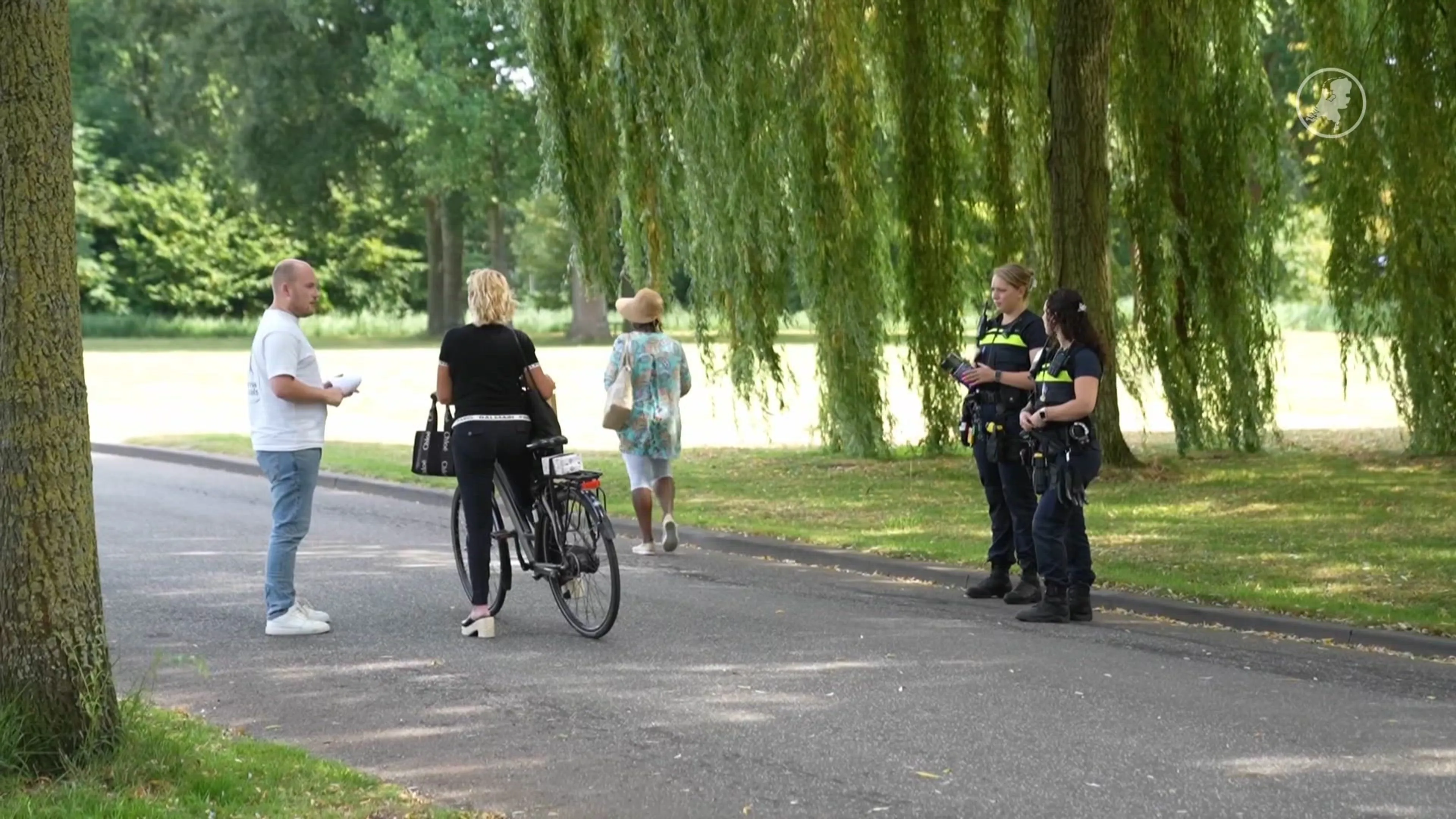 Politie deelt flyers uit in zoektocht naar dader die meisje betastte in Zuiderpark Rotterdam