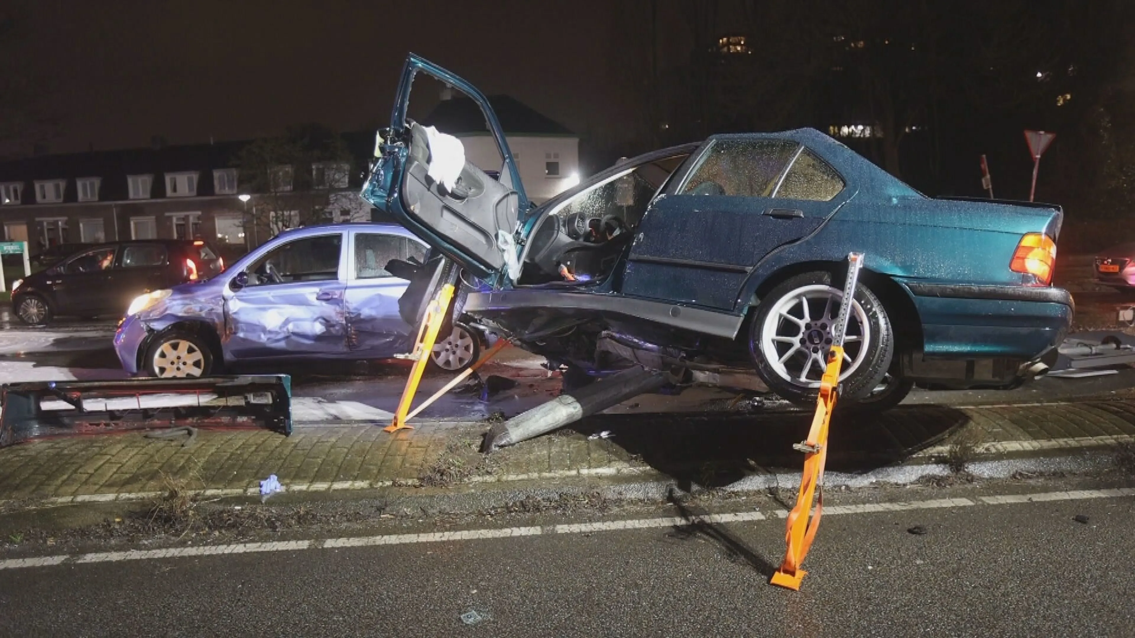 Grote ravage op Beukenlaan in Eindhoven na heftige botsing