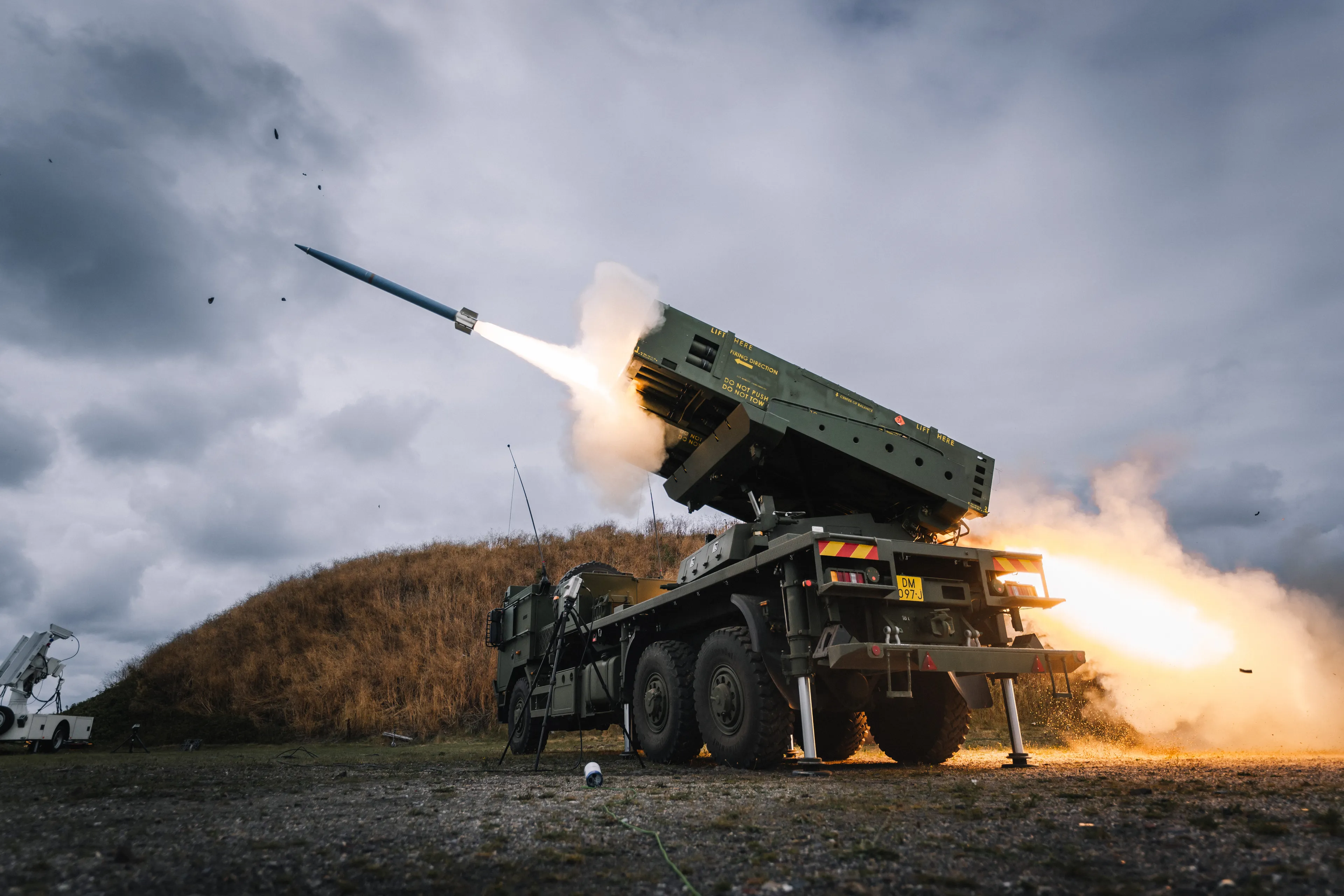 ZIEN: Defensie schiet zware raketten af vanaf Afsluitdijk