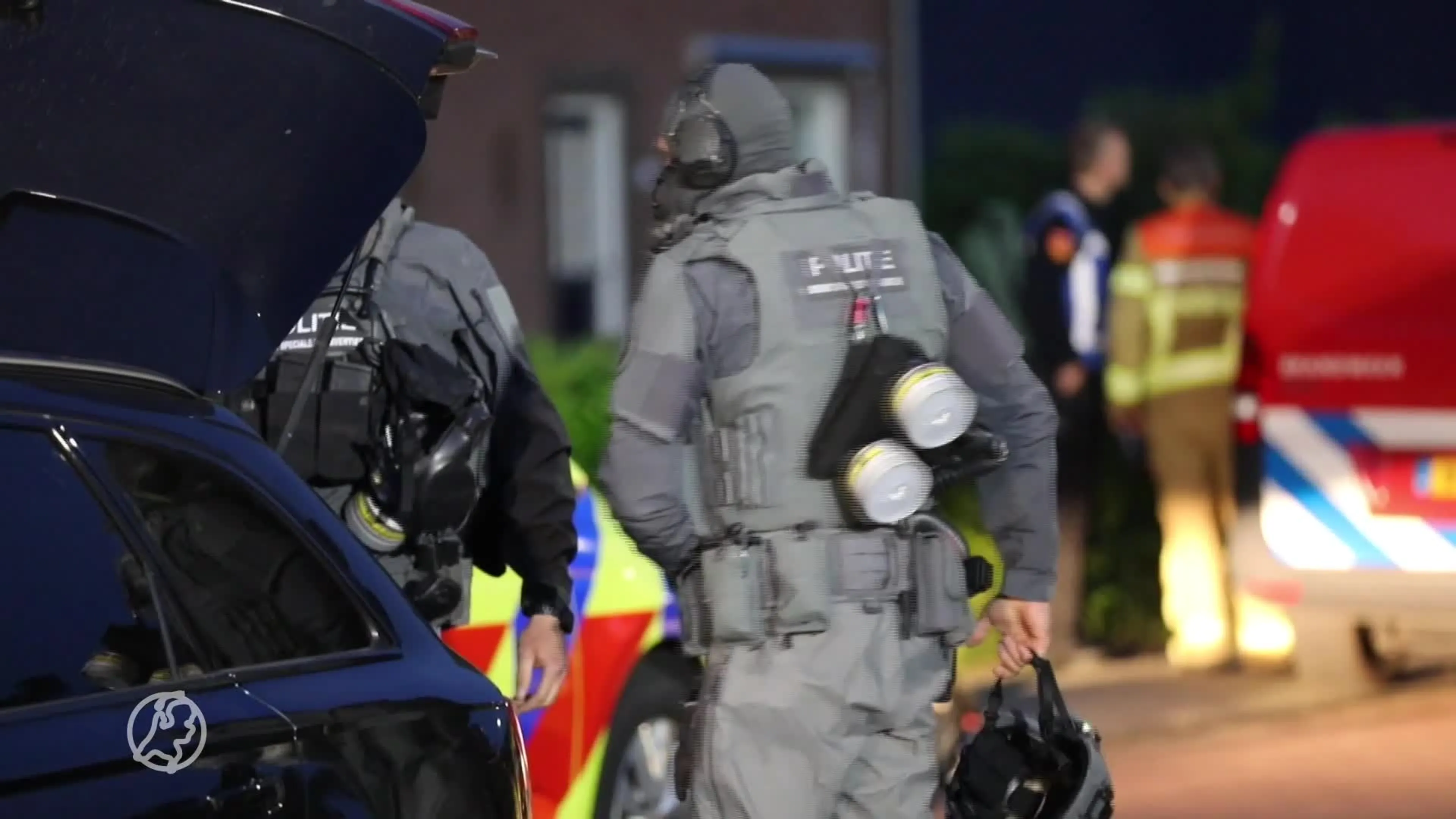 Arrestatieteam valt mogelijk drugslab in centrum Wezep binnen, omliggende huizen geëvacueerd