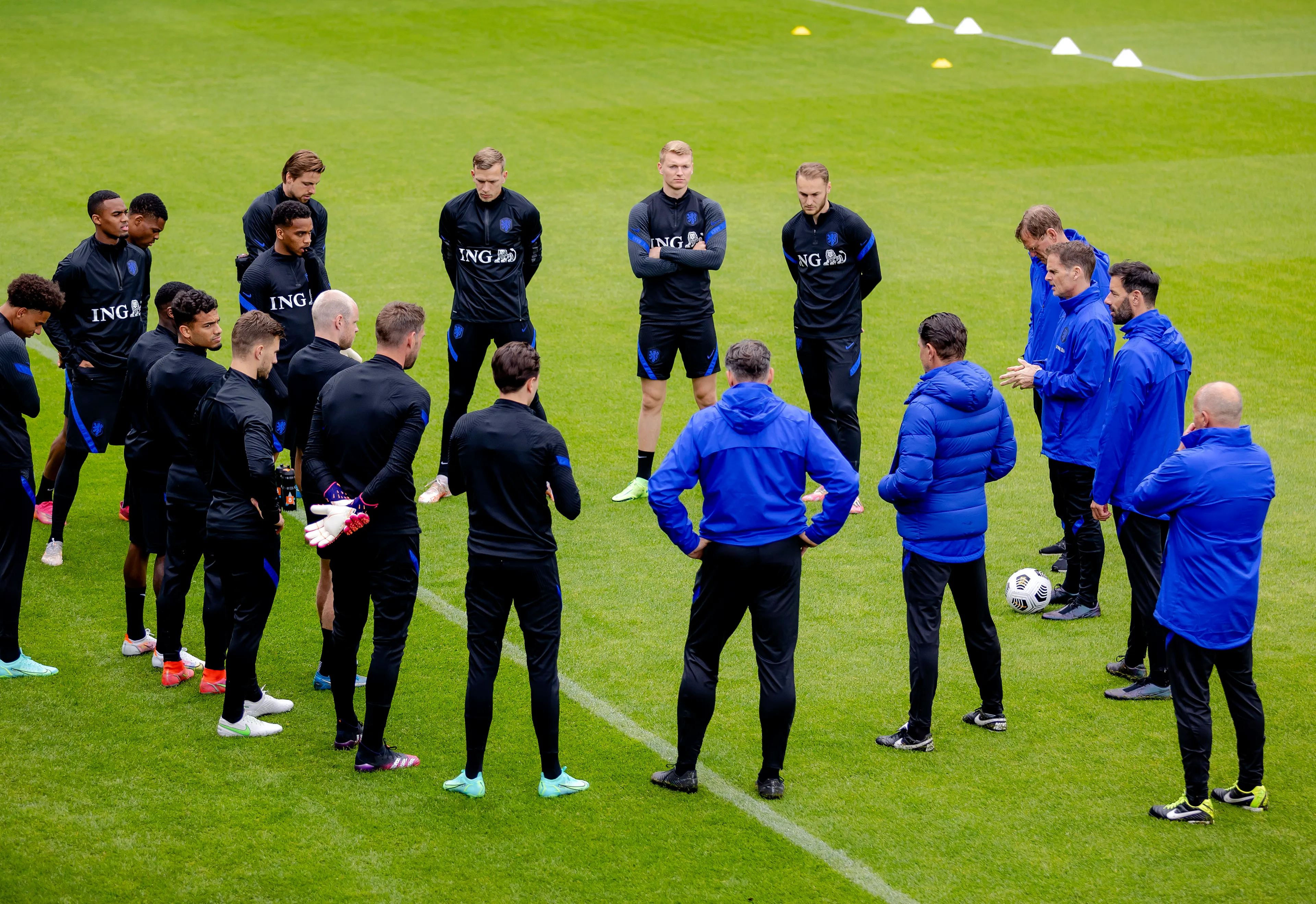 'Stuk of zes Oranje-voetballers weigerden coronaprik'