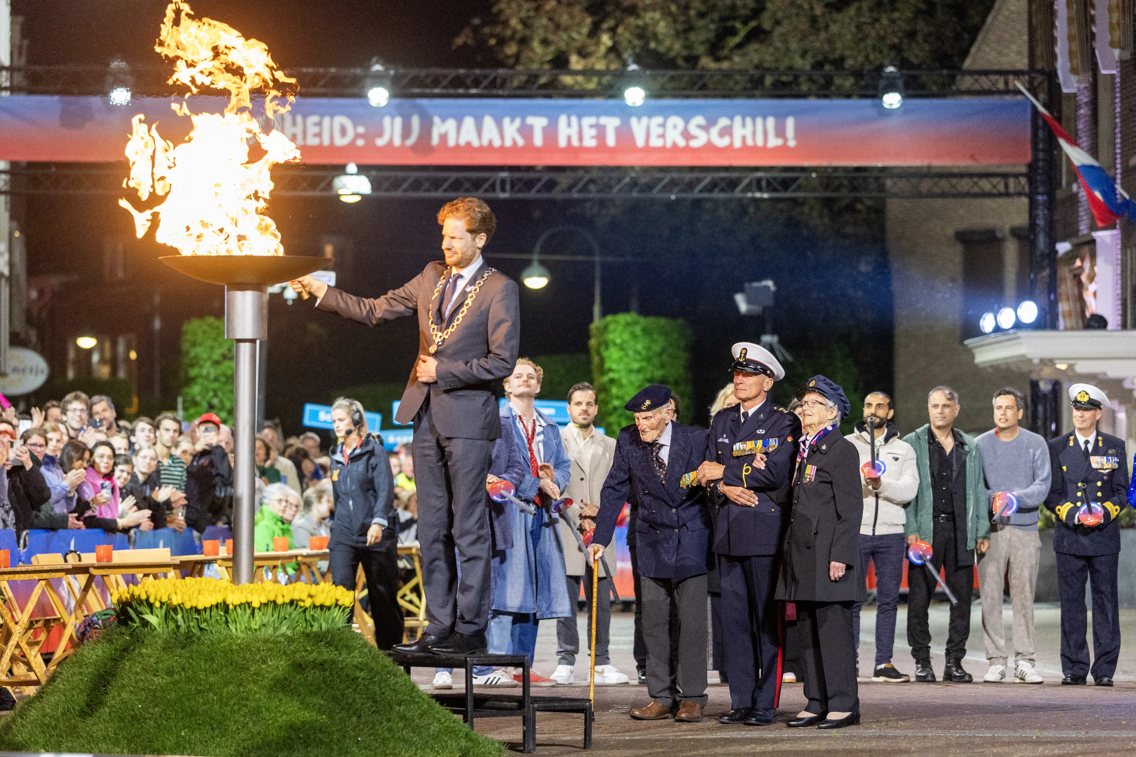 Begin Bevrijdingsdag: WO II-veteranen (103 en 105) ontsteken vuur in Wageningen